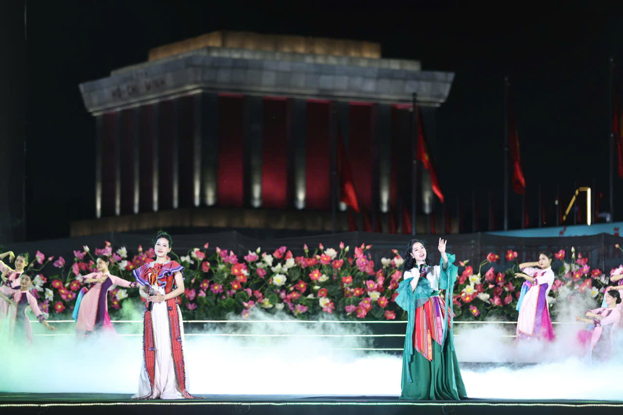 Các giọng ca NSƯT Hoàng Tùng, Viết Danh, Hòa Minzy, Anh Tú, Thanh Phong, Hoàng Hồng Ngọc, An Thu An... cùng các nghệ sĩ của Nhà hát Ca múa nhạc Việt Nam, Nhà hát Kịch Việt Nam đã mang đến những tiết mục biểu diễn giàu cảm xúc, chạm đến trái tim người xem. Ảnh: Thanh Tùng.