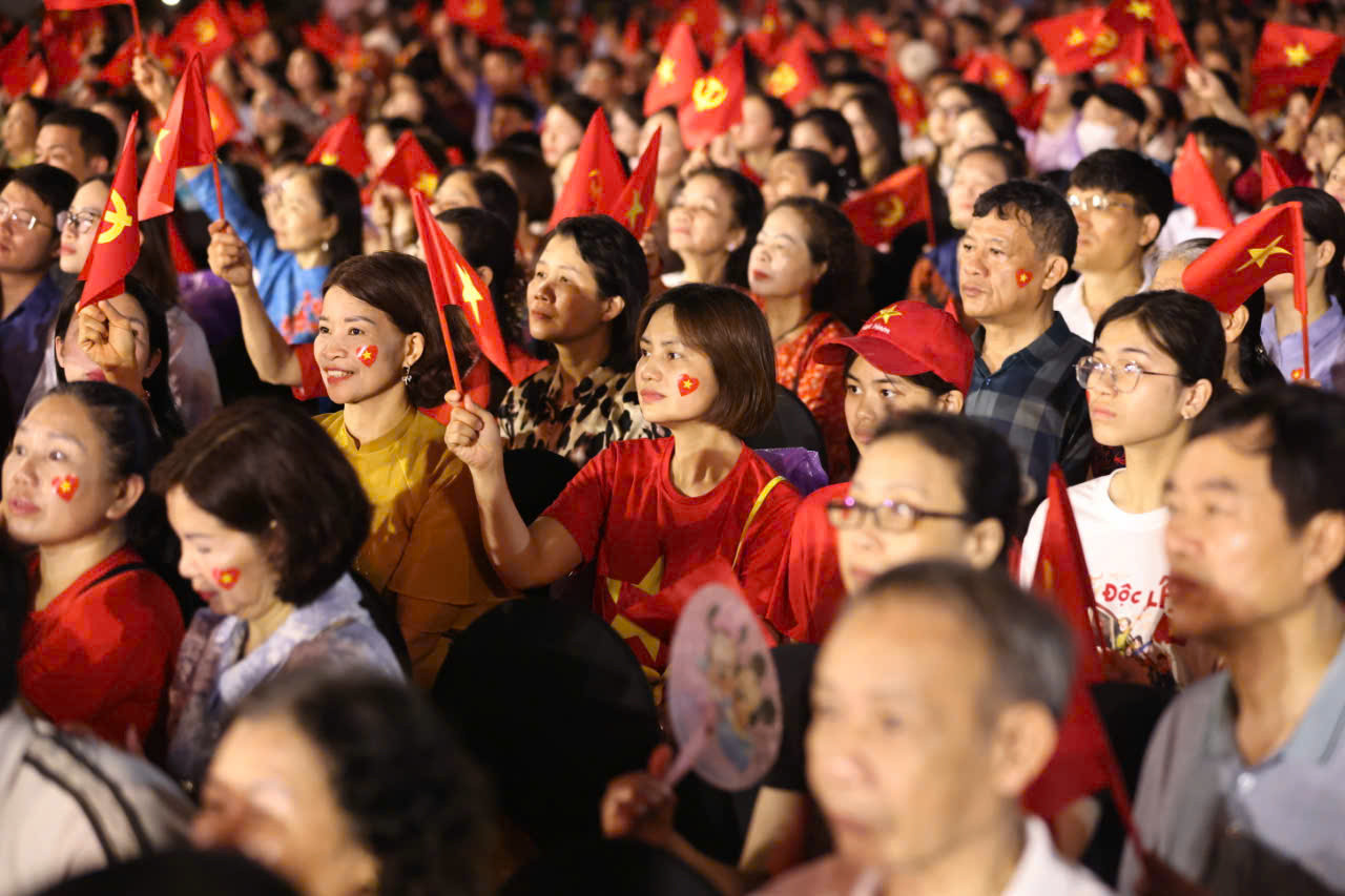 Hàng nghìn khán giả có mặt tại Quảng trường Ba Đình, thưởng thức chương trình nghệ thuật xúc động kỷ niệm 135 năm Ngày sinh Chủ tịch Hồ Chí Minh. Ảnh: Thanh Tùng.