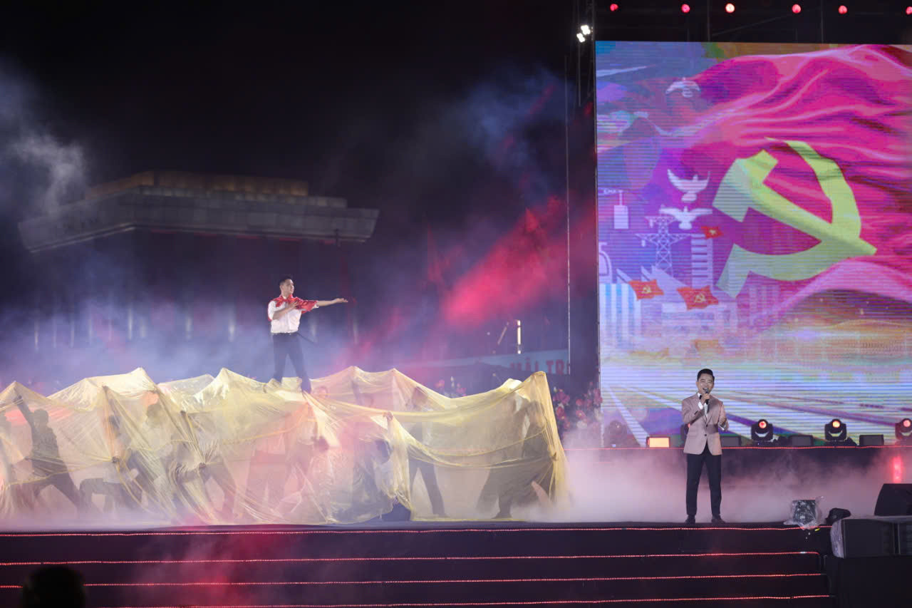 Khán giả như được sống lại những thời khắc hào hùng qua những tiết mục đặc sắc như hoạt cảnh Cha con vì nghĩa lớn, hoạt cảnh Hình đất nước phôi thai, hoạt cảnh thơ Sao vàng năm cánh mộng hồn quanh, các ca khúc Dấu chân phía trước, Tiếng hát giữa rừng Pác Bó, liên khúc Lời Bác dặn trước lúc đi xa, Mỗi bước đi thêm yêu Tổ quốc, Bài ca Hồ Chí Minh... Mỗi giai điệu, mỗi hoạt cảnh đều góp phần kể lại cuộc đời Người bằng ngôn ngữ nghệ thuật đầy tinh tế, khơi gợi cảm xúc. Ảnh: Thanh Tùng.