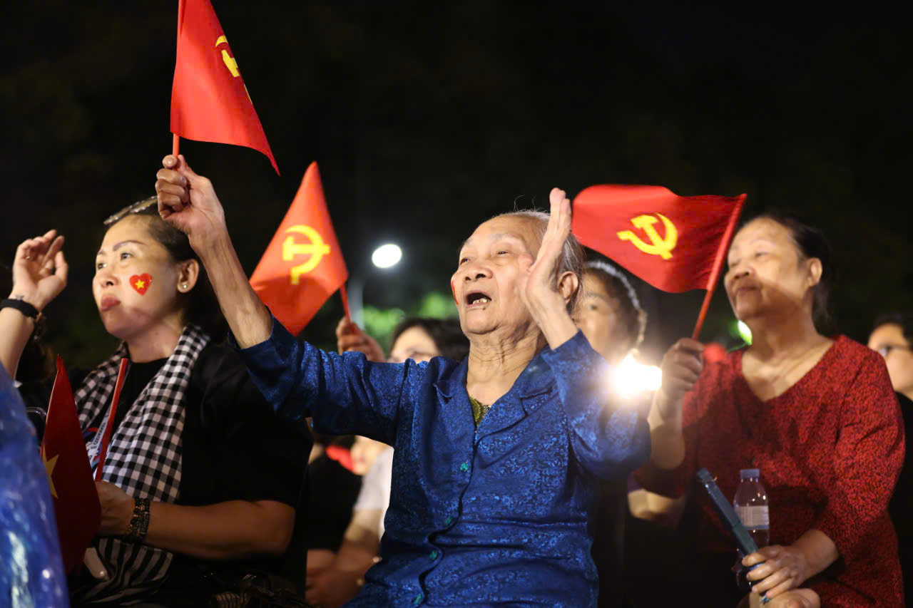 Khi bắt đầu chương trình, Hà Nội đổ mưa, hàng nghìn khán giả đội mưa thưởng thức chương trình Người là Hồ Chí Minh. Ảnh: Thanh Tùng.