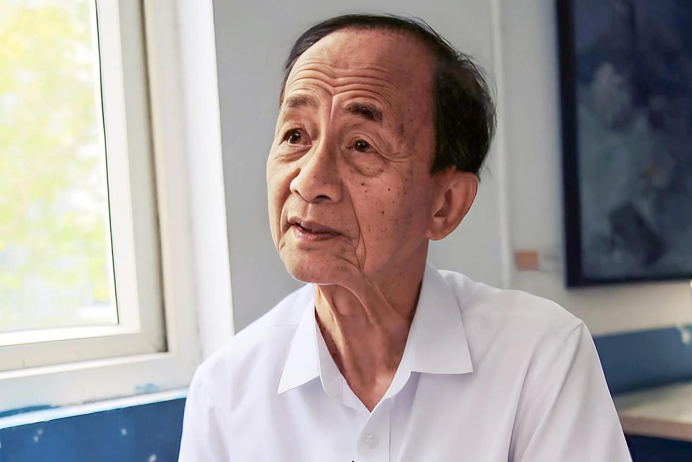 Ở tuổi ngoài 80 ông vẫn phóng xe phăng phăng, đều đặn đi dạy, viết sách, vẽ tranh, sáng tác nhạc và truyền lửa cho lớp trẻ.