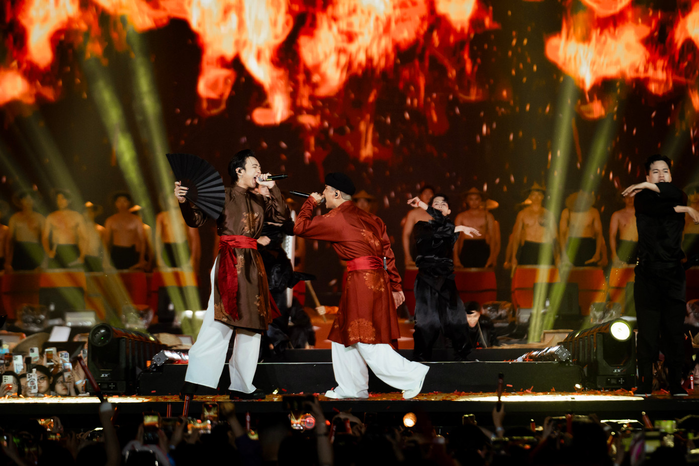 Những ca khúc này là điểm tạo nên sự đặc biệt, góp phần tôn vinh văn hóa truyền thống của đất nước Việt Nam. NSND Tự Long tự hào khi thông qua chương trình các anh tài có thể góp phần đưa nét đẹp văn hóa tới gần khán giả. "Với tất cả mọi người, đặc biệt là giới trẻ, chưa bao giờ chúng tôi thấy văn hóa Việt Nam được lan tỏa một cách rộng rãi như bây giờ. Chúng tôi mong rằng văn hóa không chỉ hiện hữu trên chương trình, concert mà còn có trong cuộc sống của từng người. Tôi mong văn hóa tiếp tục được lan tỏa tới cộng đồng và không bao giờ ngừng nghỉ", NSND Tự Long nói.