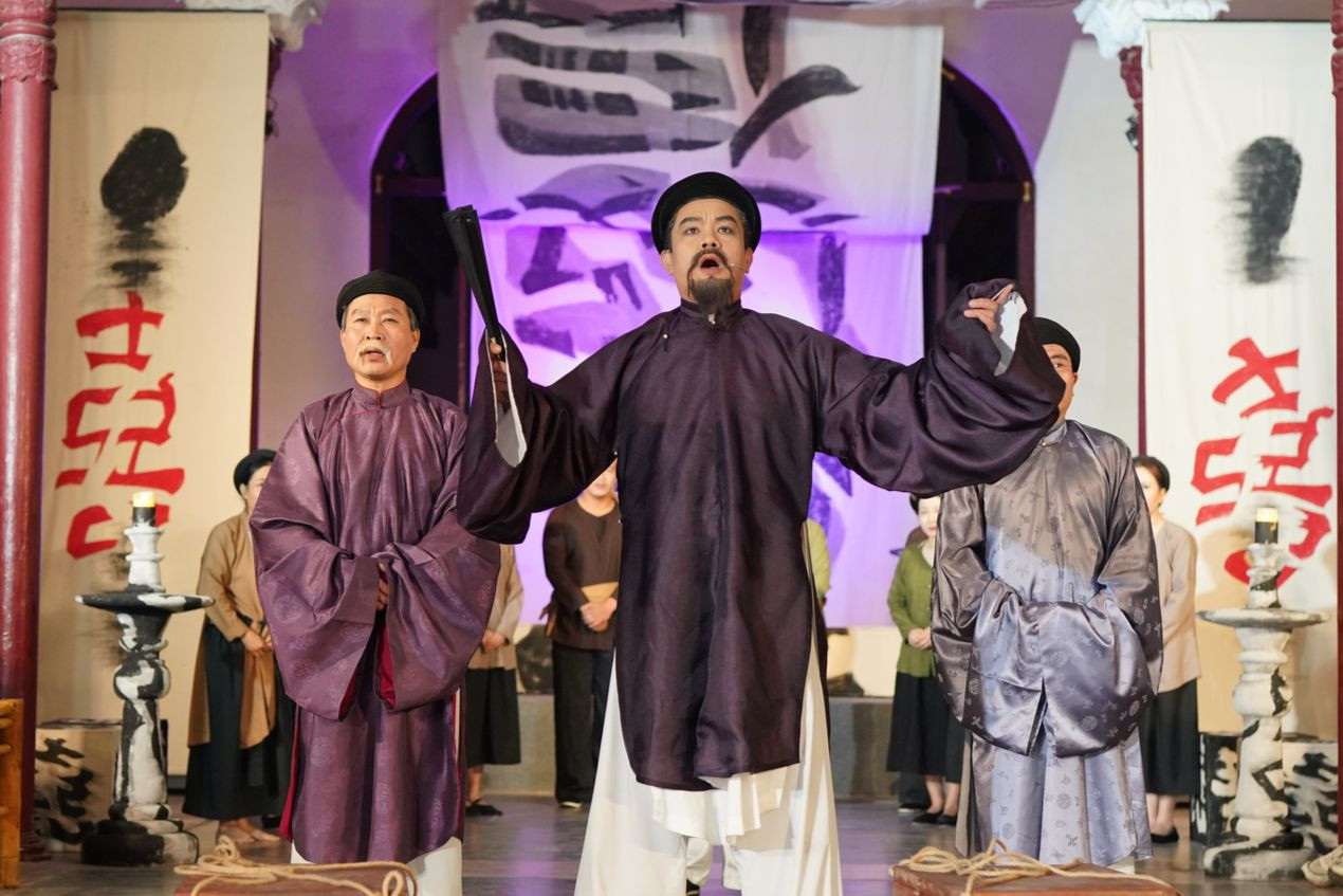 Toàn bộ trang phục của các nhân vật trong Cành khế ngọt được Ỷ Vân Hiên thiết kế, thực hiện và tái hiện nguyên bản trang phục của người Việt ở đầu thế kỉ XX. Toàn bộ trang phục của các nhân vật trong Cành khế ngọt được Ỷ Vân Hiên thiết kế, thực hiện và tái hiện nguyên bản trang phục của người Việt ở đầu thế kỉ XX.