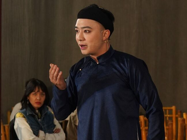 Toàn bộ trang phục của các nhân vật trong Cành khế ngọt được Ỷ Vân Hiên thiết kế, thực hiện và tái hiện nguyên bản trang phục của người Việt ở đầu thế kỉ XX. Toàn bộ trang phục của các nhân vật trong Cành khế ngọt được Ỷ Vân Hiên thiết kế, thực hiện và tái hiện nguyên bản trang phục của người Việt ở đầu thế kỉ XX.