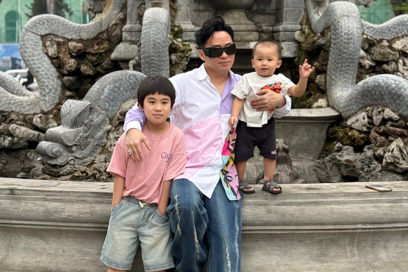 Tùng Dương chia sẻ tin vui, tổ ấm hạnh phúc đón thêm thành viên mới - bé Sóc (phải).