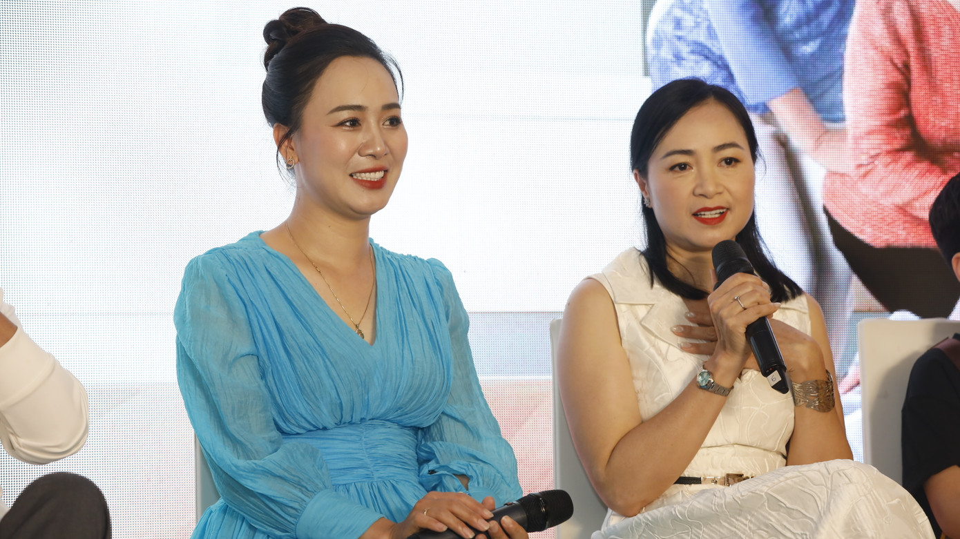 Diễn viên Khánh Linh và NSƯT Huệ Linh (phải) đảm nhận vai người giúp việc của hai gia đình Tuấn và Oanh. Diễn viên Khánh Linh và NSƯT Huệ Linh (phải) đảm nhận vai người giúp việc của hai gia đình Tuấn và Oanh.