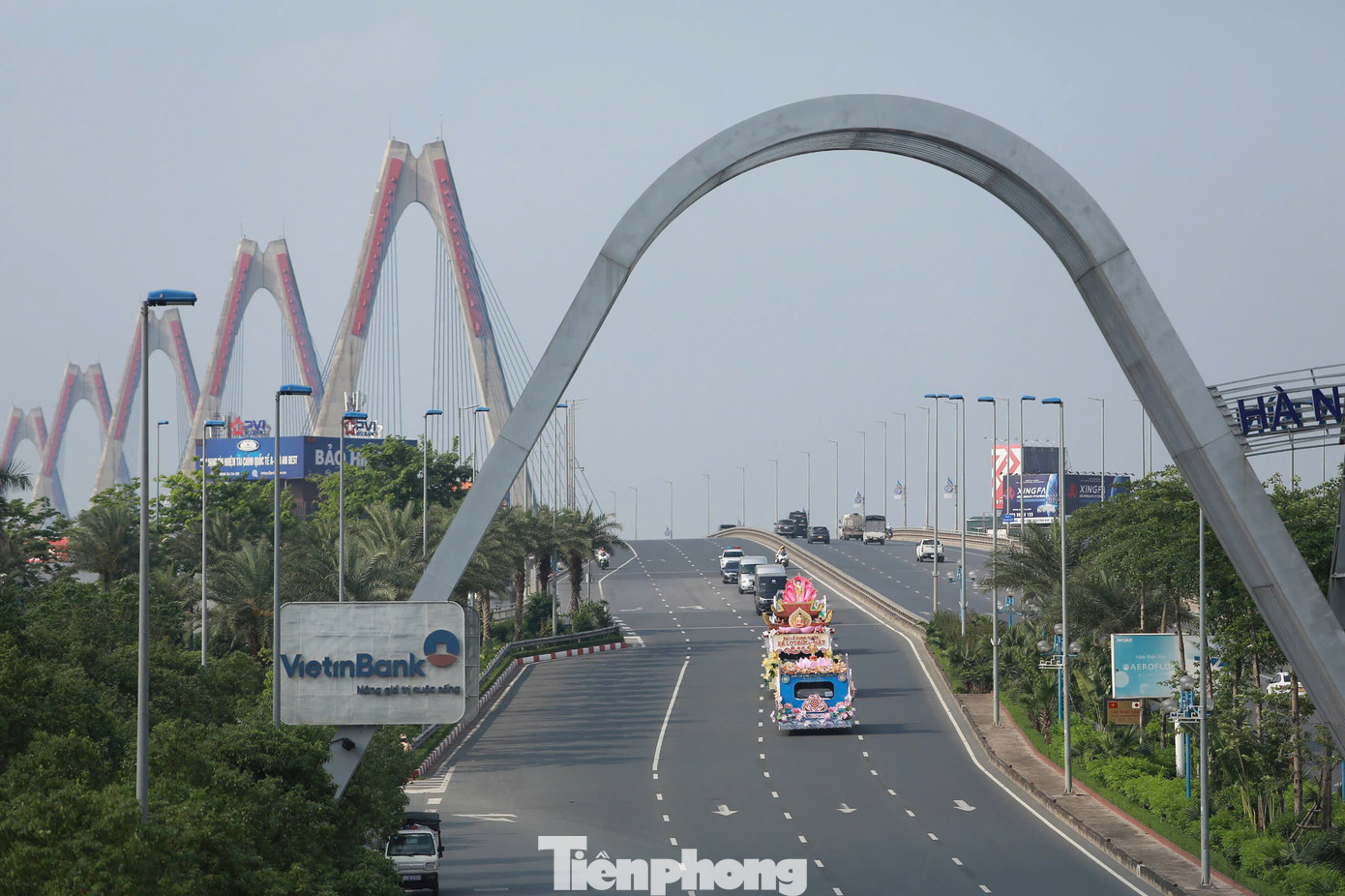 Đoàn cung rước xá lợi Phật trên cầu Nhật Tân.