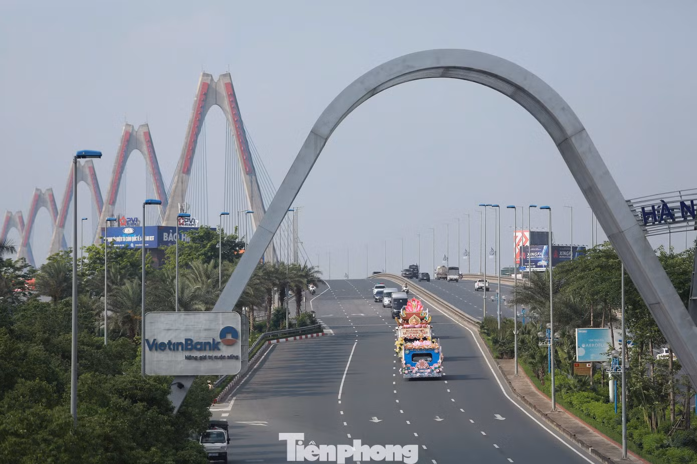 Đoàn cung rước xá lợi Phật trên cầu Nhật Tân.