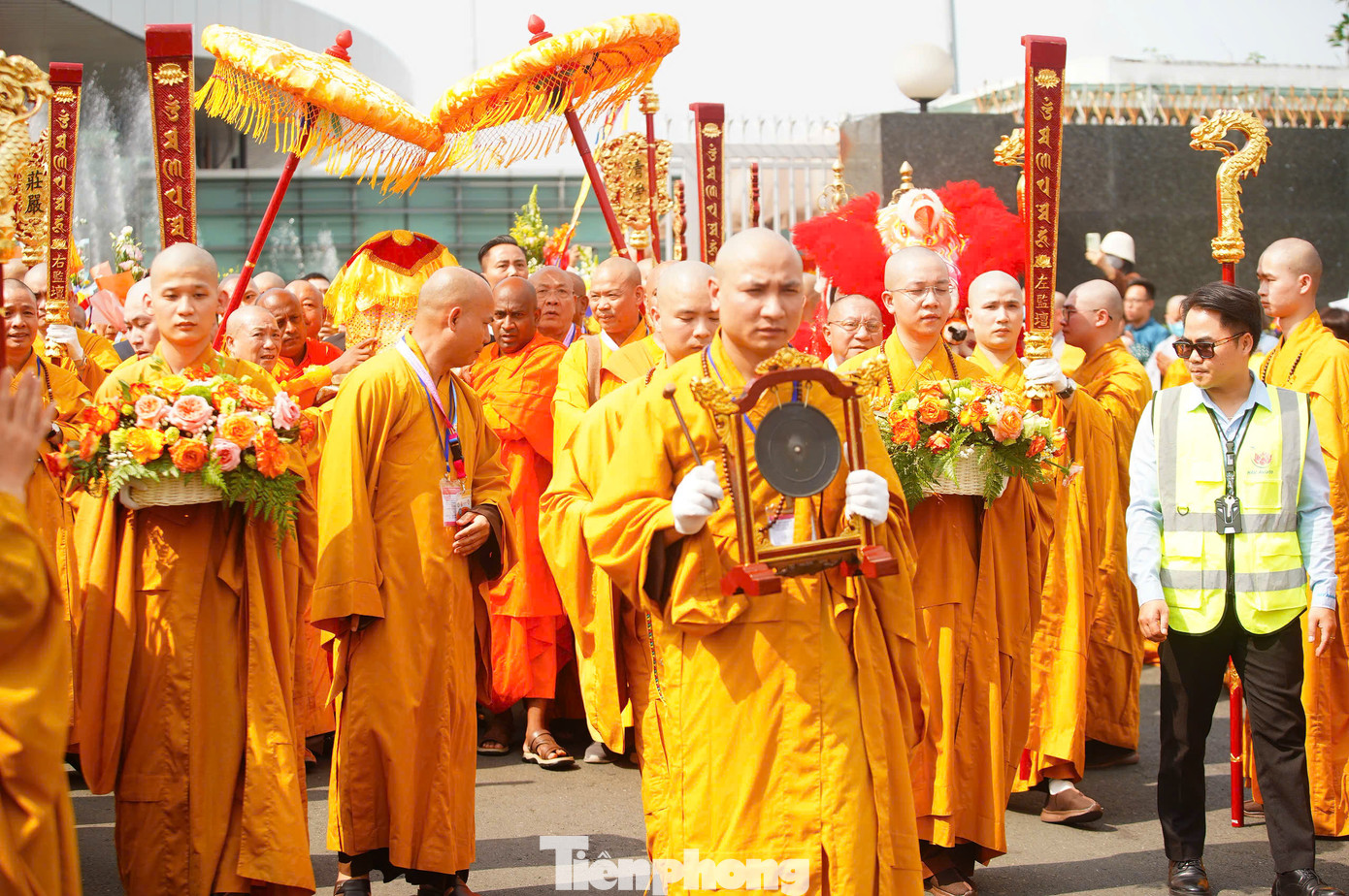 Chiều 13/5, xá lợi Phật được chư tôn đức Giáo hội Phật giáo Việt Nam và Ấn Độ cung rước đến chùa Quán Sứ (Hà Nội) sau thời gian tôn trí tại núi Bà Đen.