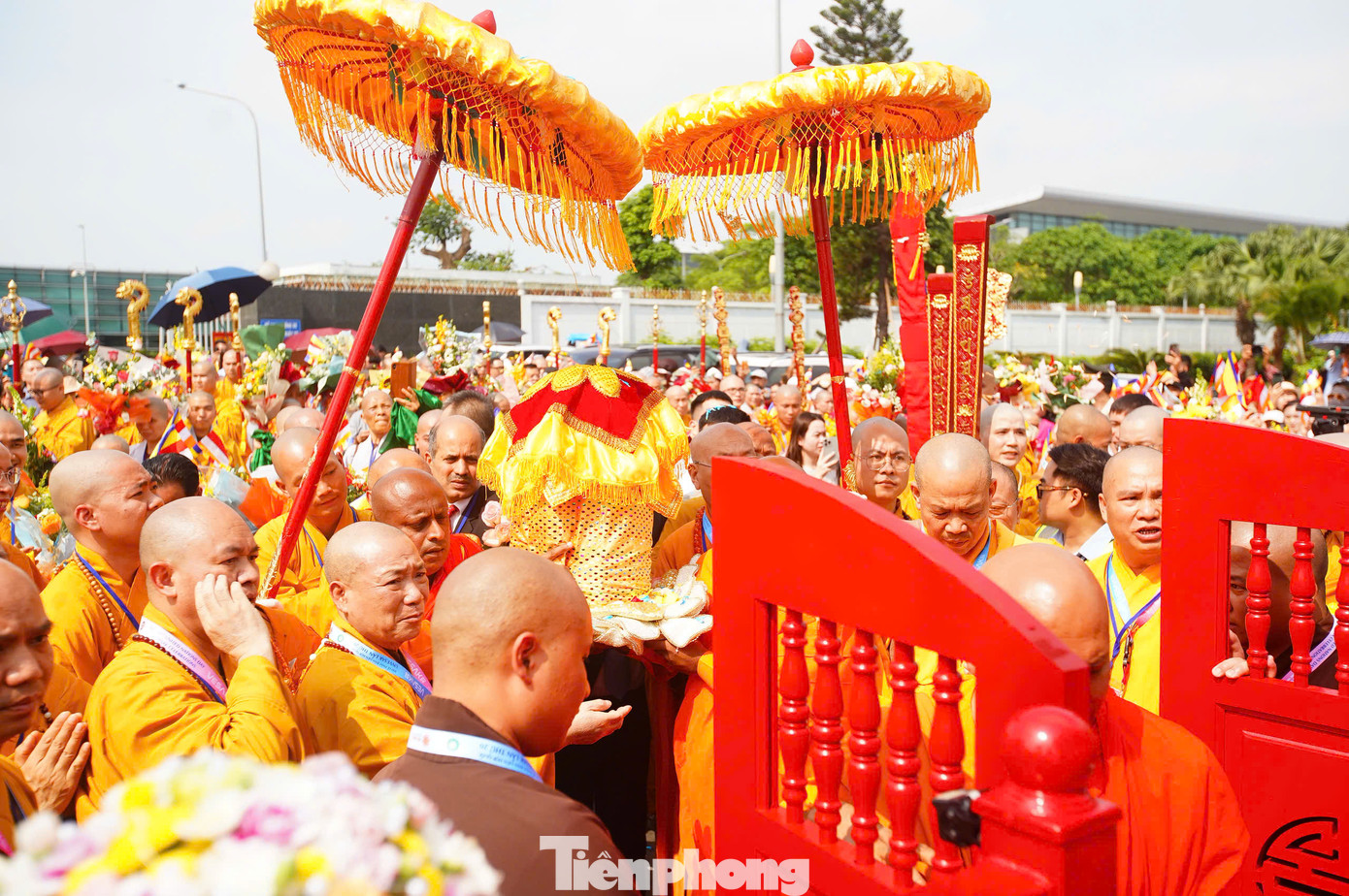 Xá lợi Phật được tôn thỉnh lên xe hoa kết kính trang nghiêm.
