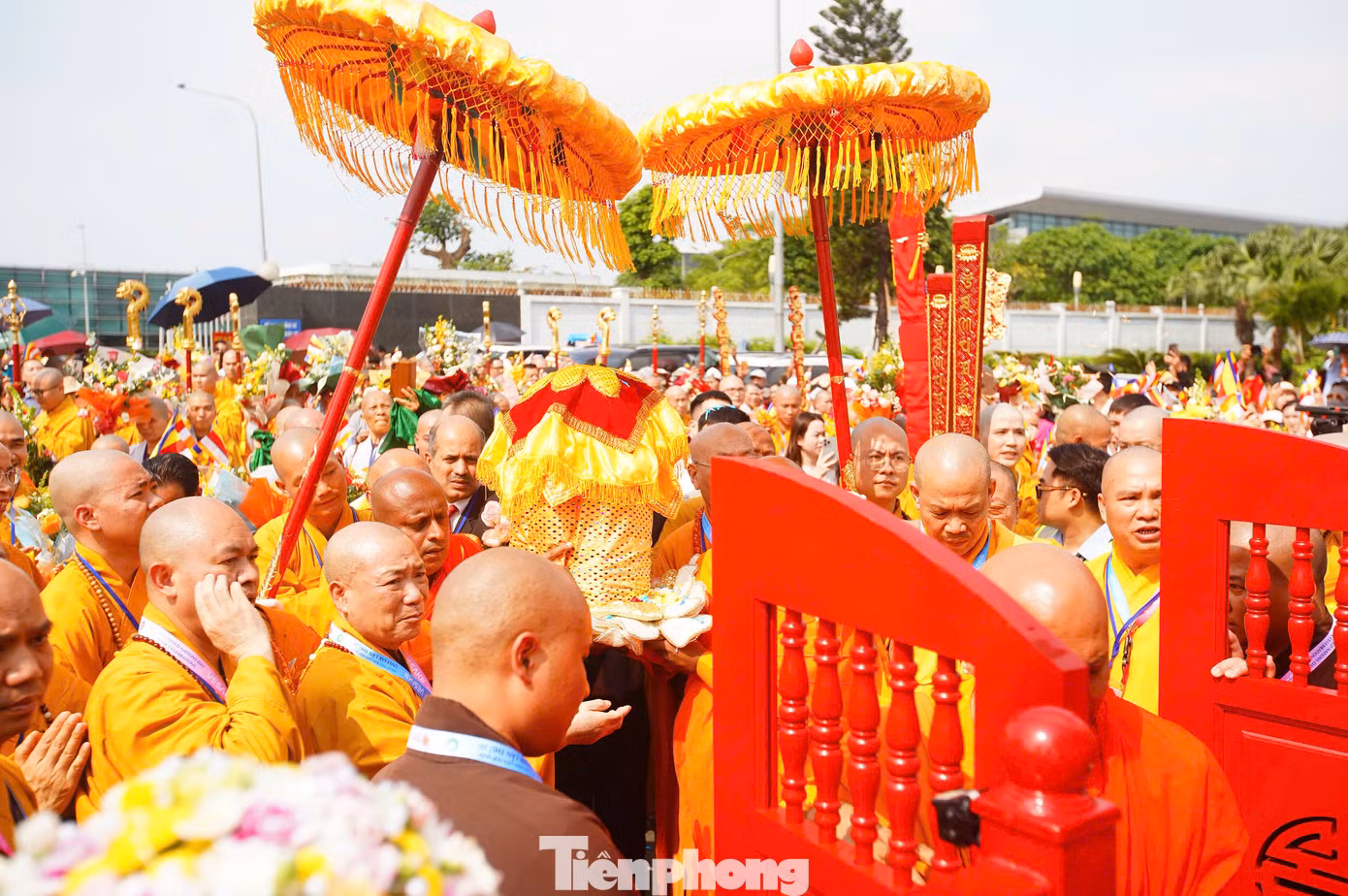 Xá lợi Phật được tôn thỉnh lên xe hoa kết kính trang nghiêm.