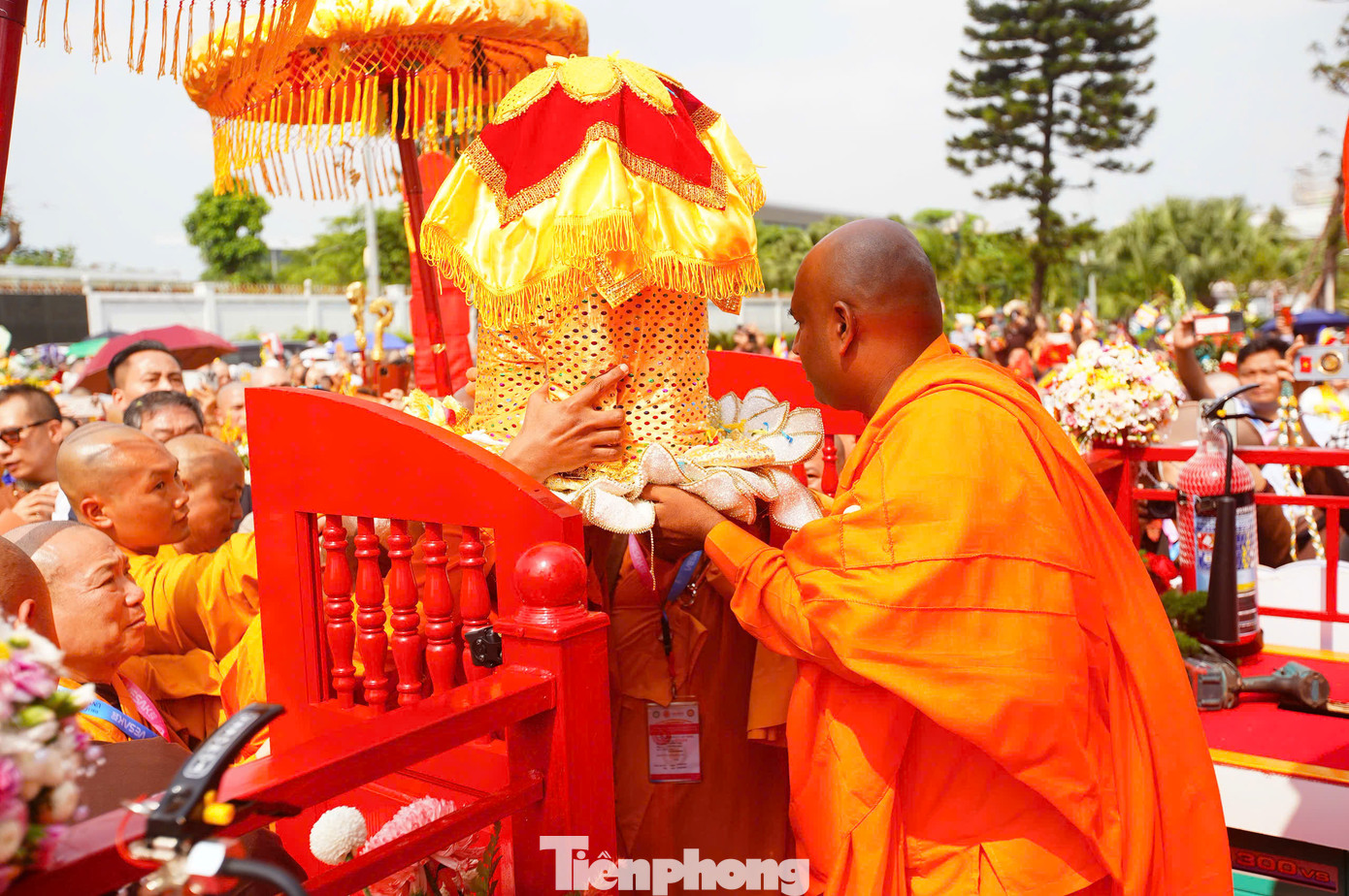 Xá lợi Phật được tôn thỉnh lên xe hoa kết kính trang nghiêm.