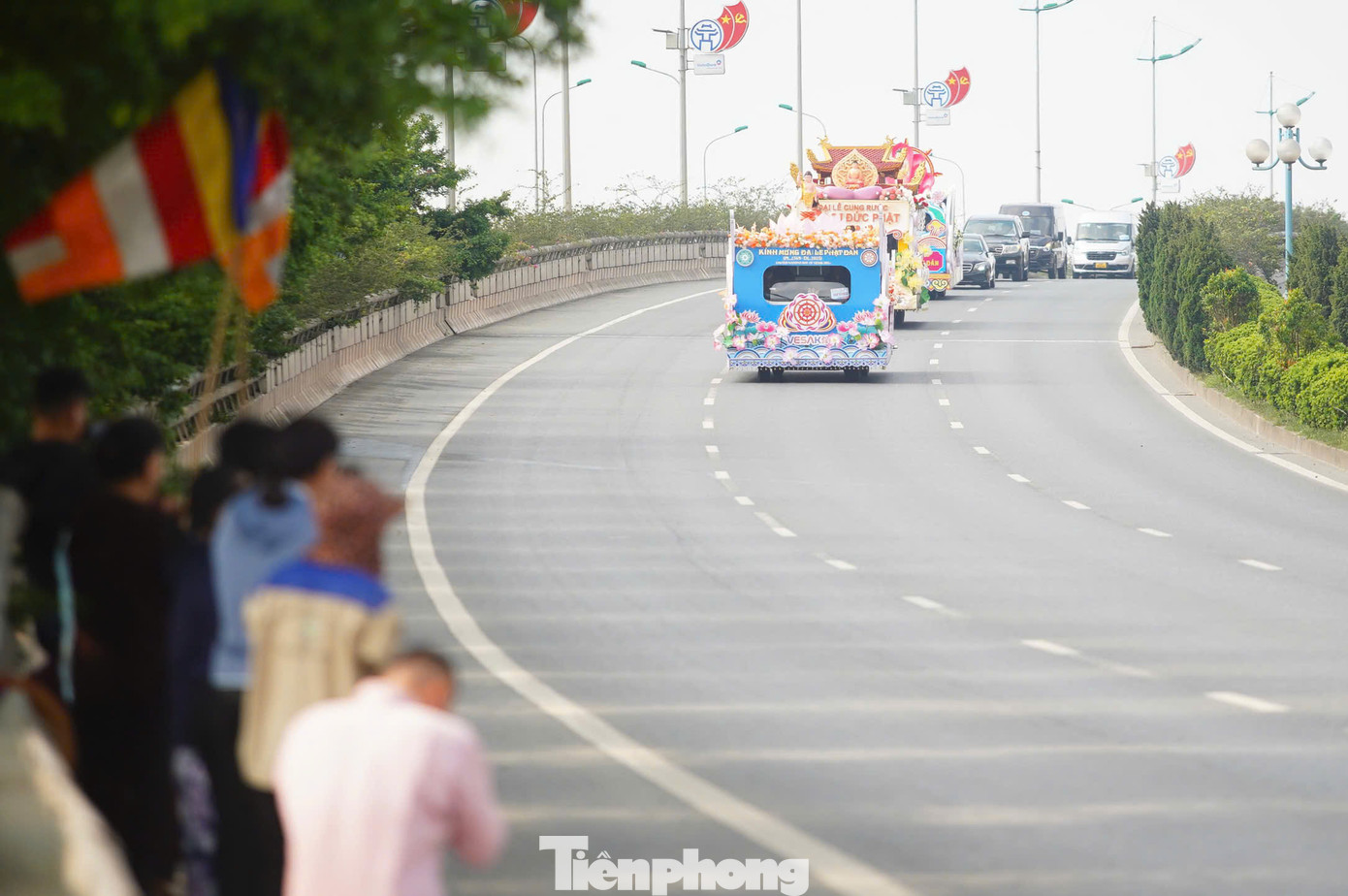 Đoàn cung rước xá lợi Phật trên cao tốc Nội Bài - Nhật Tân hướng về trung tâm thành phố. Người dân hai bên đường vái vọng, thể hiện lòng thành kính trước xá lợi Đức Phật.