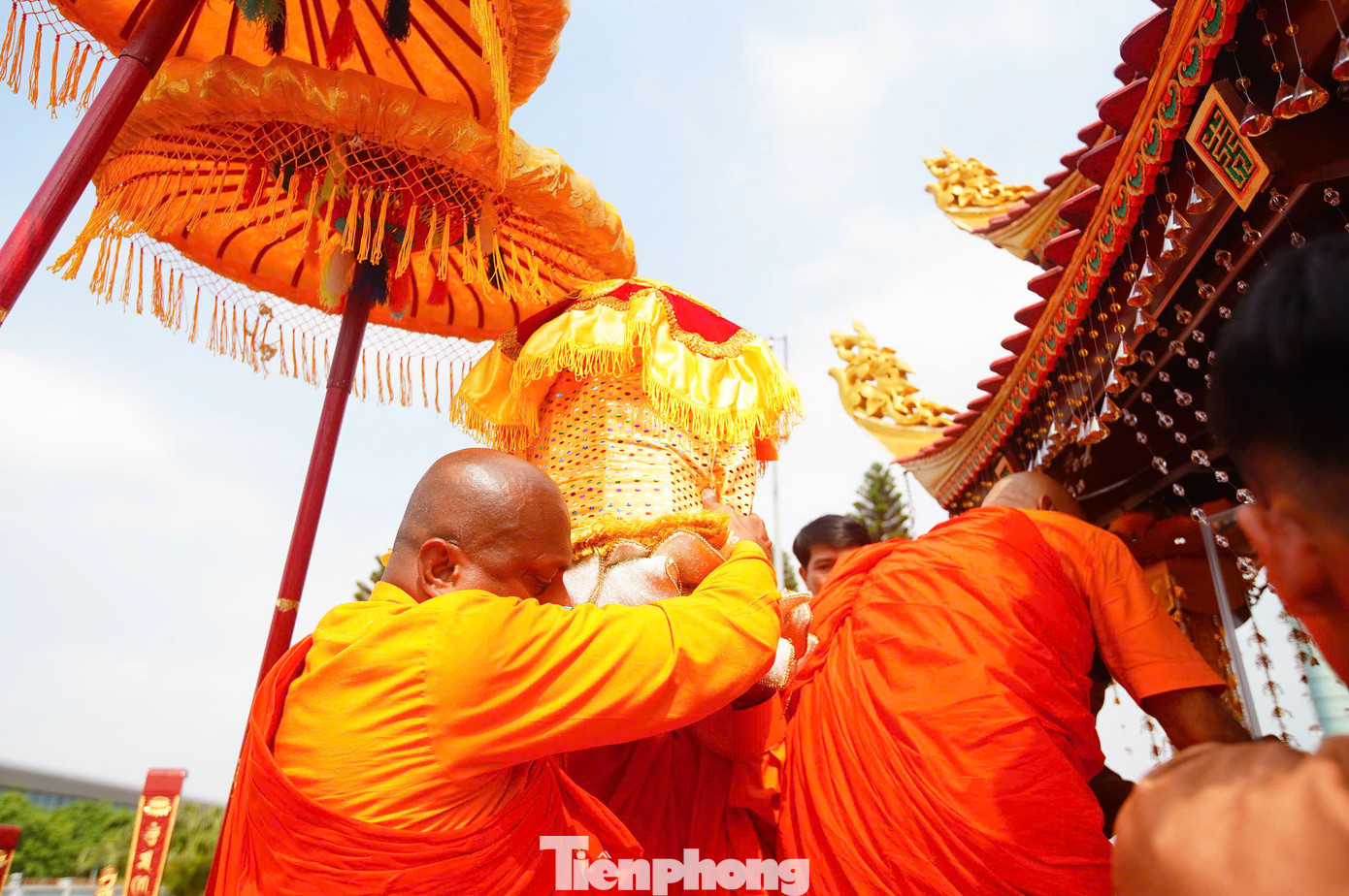 Xá lợi Phật là phần thân thể còn lưu lại sau lễ trà tỳ của Đức Thế Tôn, được tôn kính như biểu tượng pháp thân và trí tuệ giác ngộ.