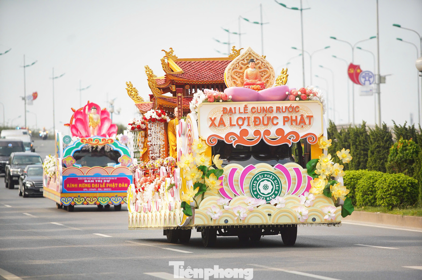 Đoàn cung rước xá lợi Phật trên cao tốc Nội Bài - Nhật Tân hướng về trung tâm thành phố. Người dân hai bên đường vái vọng, thể hiện lòng thành kính trước xá lợi Đức Phật.