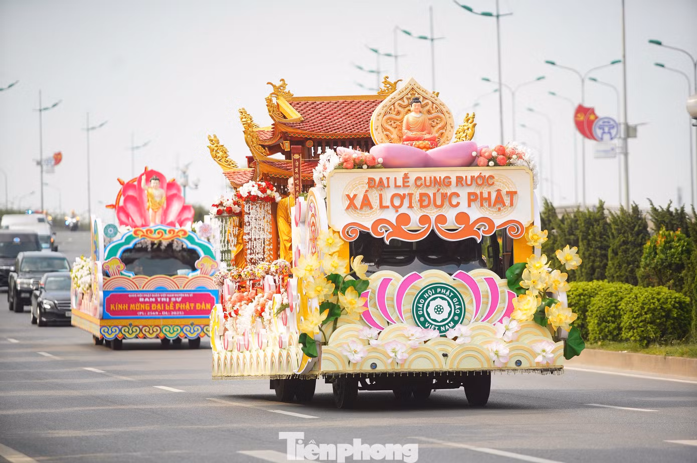 Đoàn cung rước xá lợi Phật trên cao tốc Nội Bài - Nhật Tân hướng về trung tâm thành phố. Người dân hai bên đường vái vọng, thể hiện lòng thành kính trước xá lợi Đức Phật.