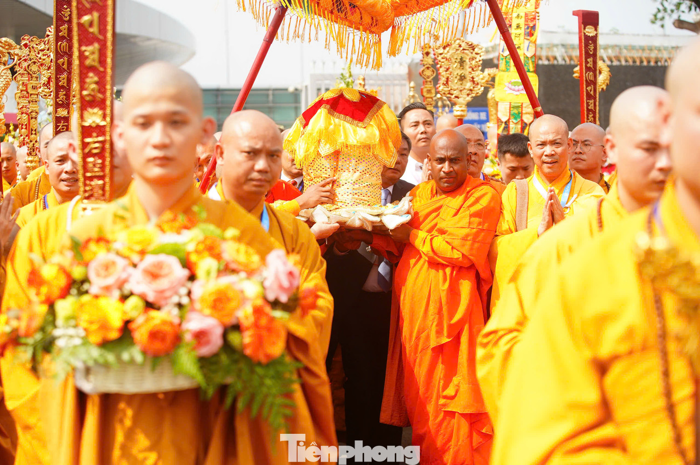 Đúng 15h ngày 13/5, đoàn cung rước xá lợi Phật khởi hành từ sân bay Nội Bài, đưa xá lợi về tôn trí về chùa Quán Sứ - trụ sở của Giáo hội Phật giáo Việt Nam.