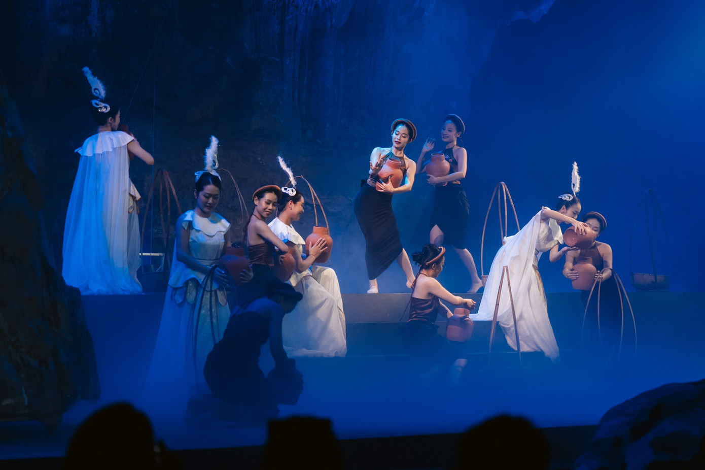 Vở diễn dài 60 phút, kết hợp giữa múa đương đại, xiếc điêu luyện cùng hiệu ứng ánh sáng, âm thanh ấn tượng. Đi tìm dấu ngọc là câu chuyện lôi cuốn về Mẹ Rồng và viên ngọc huyền bí, với điểm nhấn là sự kết hợp hài hòa giữa công nghệ và vẻ đẹp tự nhiên, tạo nên những khoảnh khắc mãn nhãn.