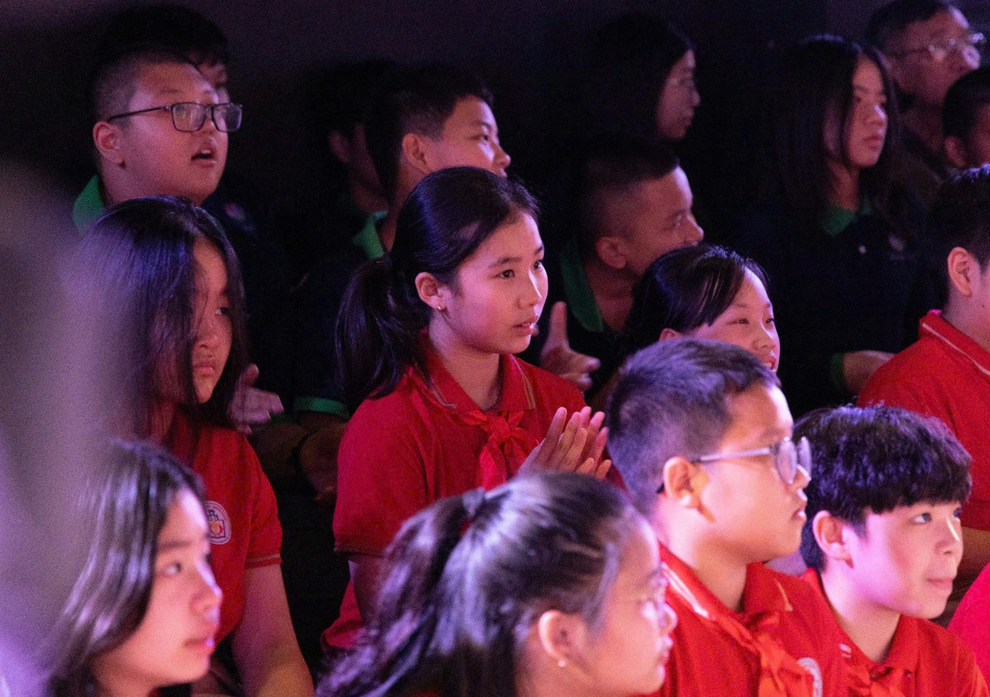 Học sinh chăm chú, theo dõi chương trình Một thời hoa lửa. Học sinh chăm chú, theo dõi chương trình Một thời hoa lửa.