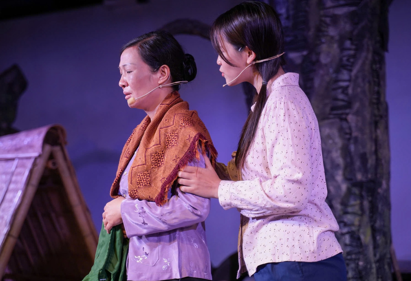 Một thời hoa lửa do Bảo tàng Phụ nữ Việt Nam tổ chức xoay quanh những người phụ nữ bình dị tham gia chiến đấu. Một thời hoa lửa do Bảo tàng Phụ nữ Việt Nam tổ chức xoay quanh những người phụ nữ bình dị tham gia chiến đấu.