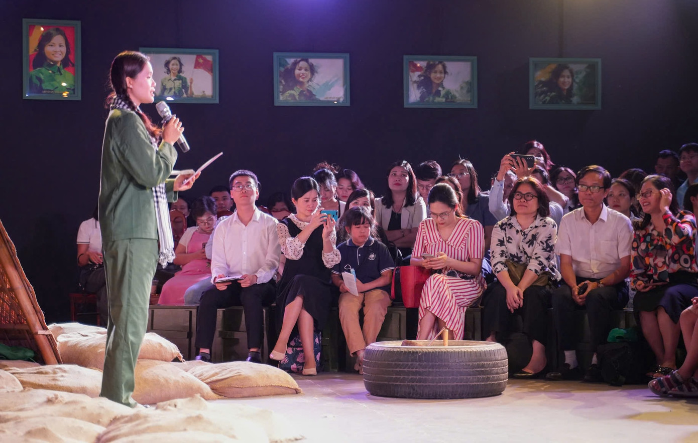 Hoạt cảnh tái hiện hình ảnh của các nữ thanh niên xung phong, nữ bác sĩ, nữ lái xe Trường Sơn… trong chương trình Một thời hoa lửa. Hoạt cảnh tái hiện hình ảnh của các nữ thanh niên xung phong, nữ bác sĩ, nữ lái xe Trường Sơn… trong chương trình Một thời hoa lửa.