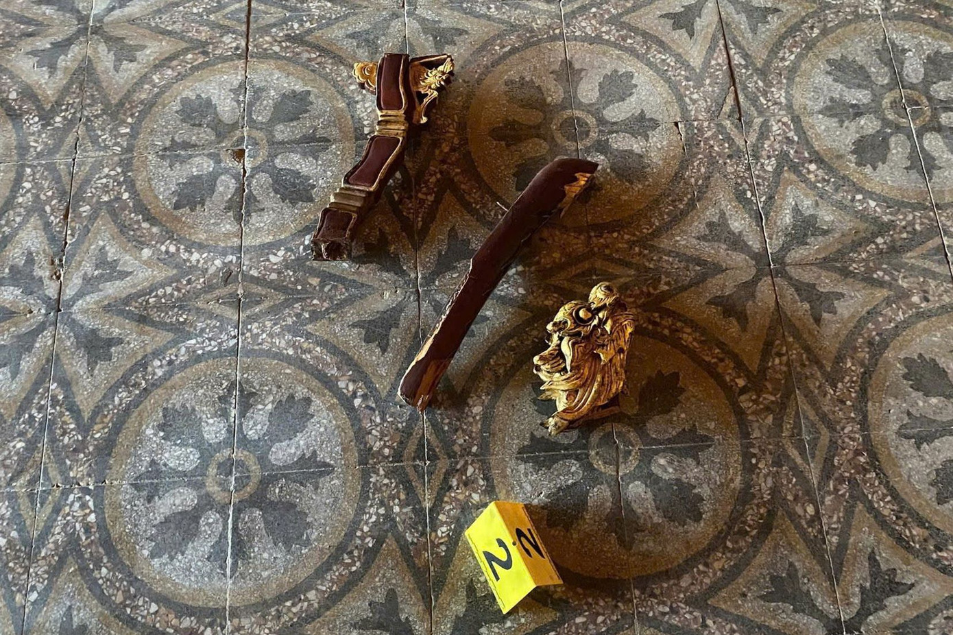 Bảo vật quốc gia - ngai vua triều Nguyễn (trưng bày tại điện Thái Hòa) bị đối tượng Tâm làm gãy phần tựa phía trước tay bên trái. Bảo vật quốc gia - ngai vua triều Nguyễn (trưng bày tại điện Thái Hòa) bị đối tượng Tâm làm gãy phần tựa phía trước tay bên trái.