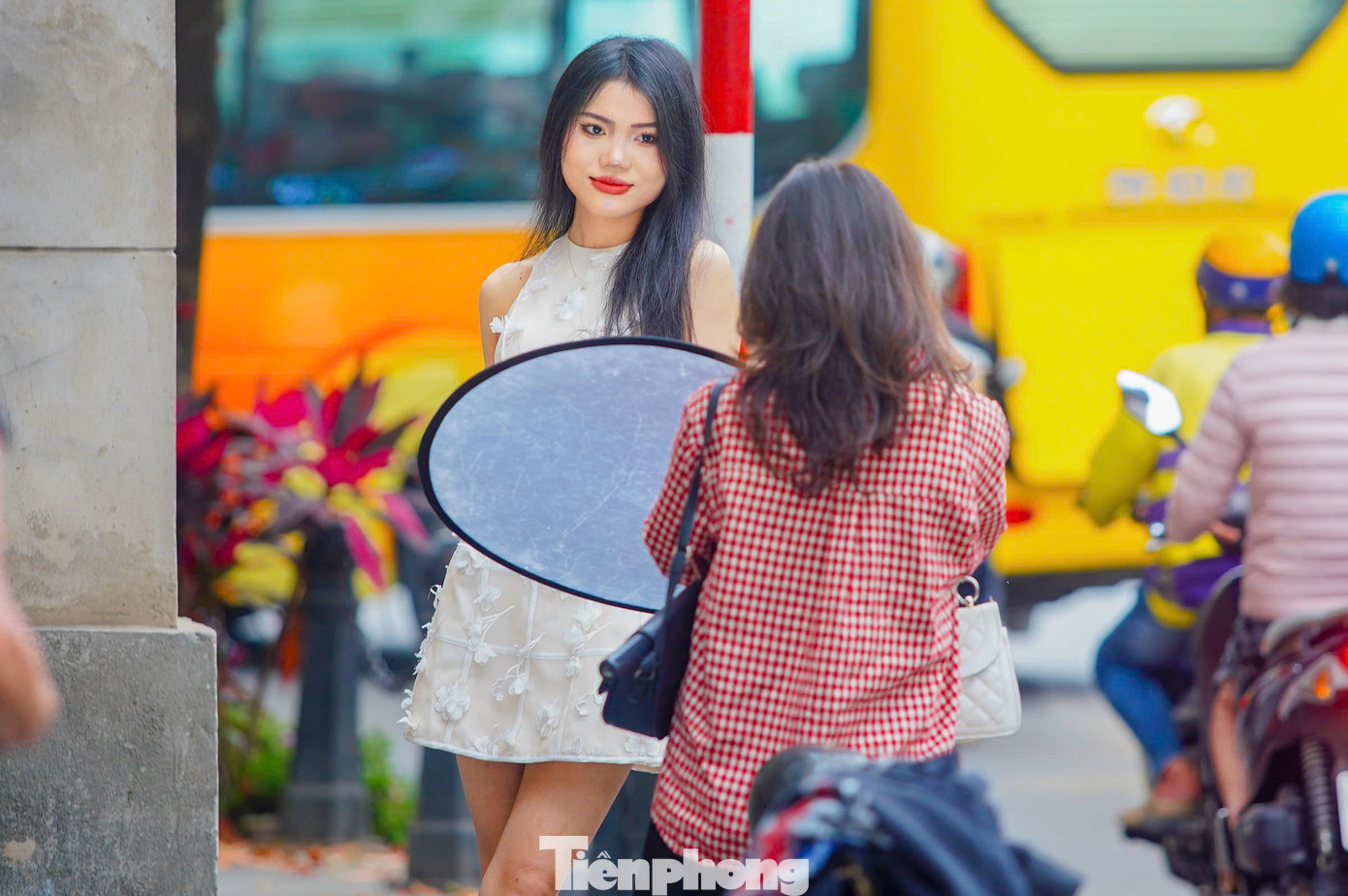 Việc chụp ảnh cũng trở nên khó khăn khi khu vực này đông người. "Nếu quá đông người việc chờ đợi hoặc căn góc cũng trở nên khó khăn hơn. Chúng mình chuẩn bị kỹ càng để chụp ảnh với khung cảnh đầy lãng mạn này”, một du khách cho biết.