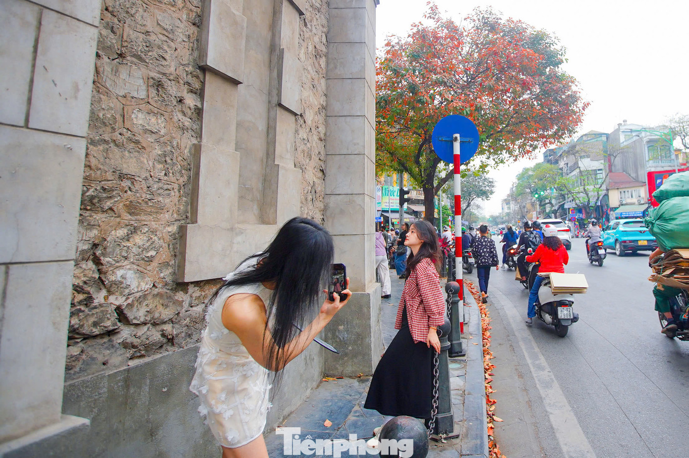 "Trên mạng mình bắt gặp rất nhiều thông tin về việc cây lộc vừng thay lá tạo nên khung cảnh rất châu Âu nên mình cũng tranh thủ mặc đẹp ra đây chụp lại vài bức hình. Nếu bỏ lỡ thì phải đợi tận một năm mới đu trend lại được", một du khách cho biết.