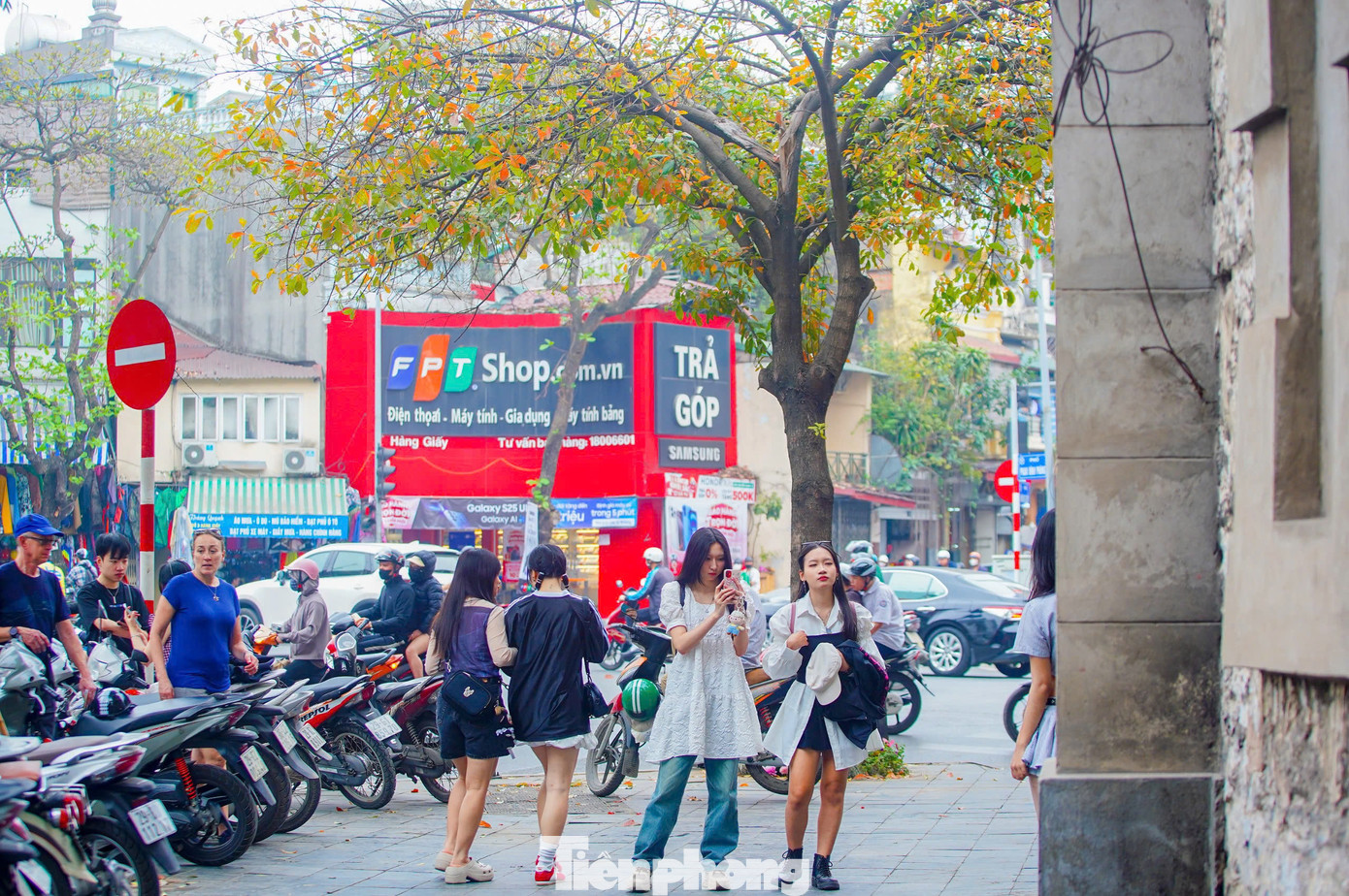 Tháp nước Hàng Đậu được xây dựng năm 1894, là một trong những công trình kiến trúc cổ của Hà Nội. Tháp nước Hàng Đậu (thường gọi là bốt Hàng Đậu) nằm tại ngã 6 giao giữa các phố: Hàng Than, Hàng Lược, Hàng Giấy, Hàng Đậu, Quán Thánh và Phan Đình Phùng (quận Ba Đình, Hà Nội).