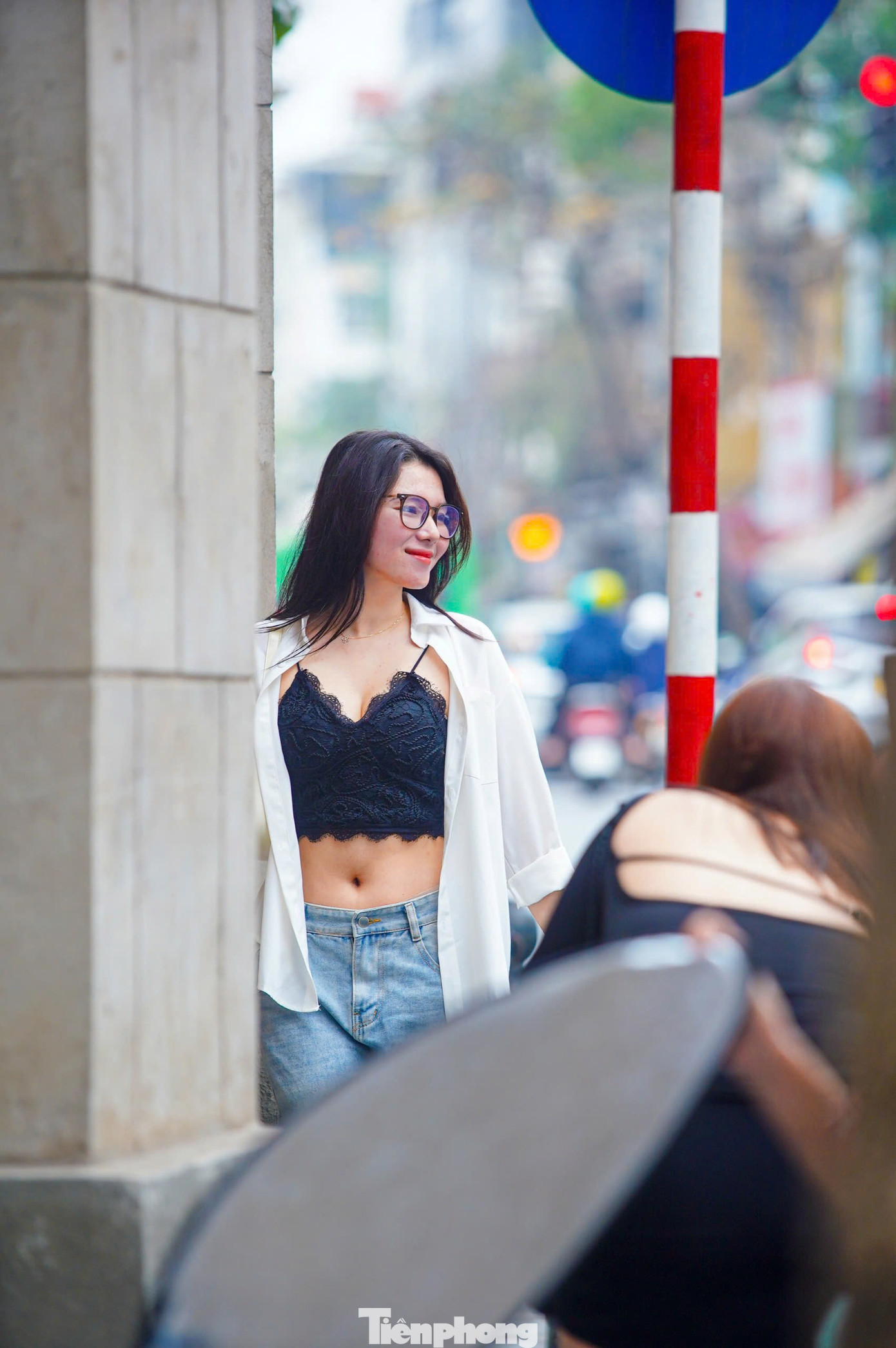 Việc sắm sửa đạo cụ là cần thiết để có những bức ảnh đẹp, khoe lên mạng xã hội.