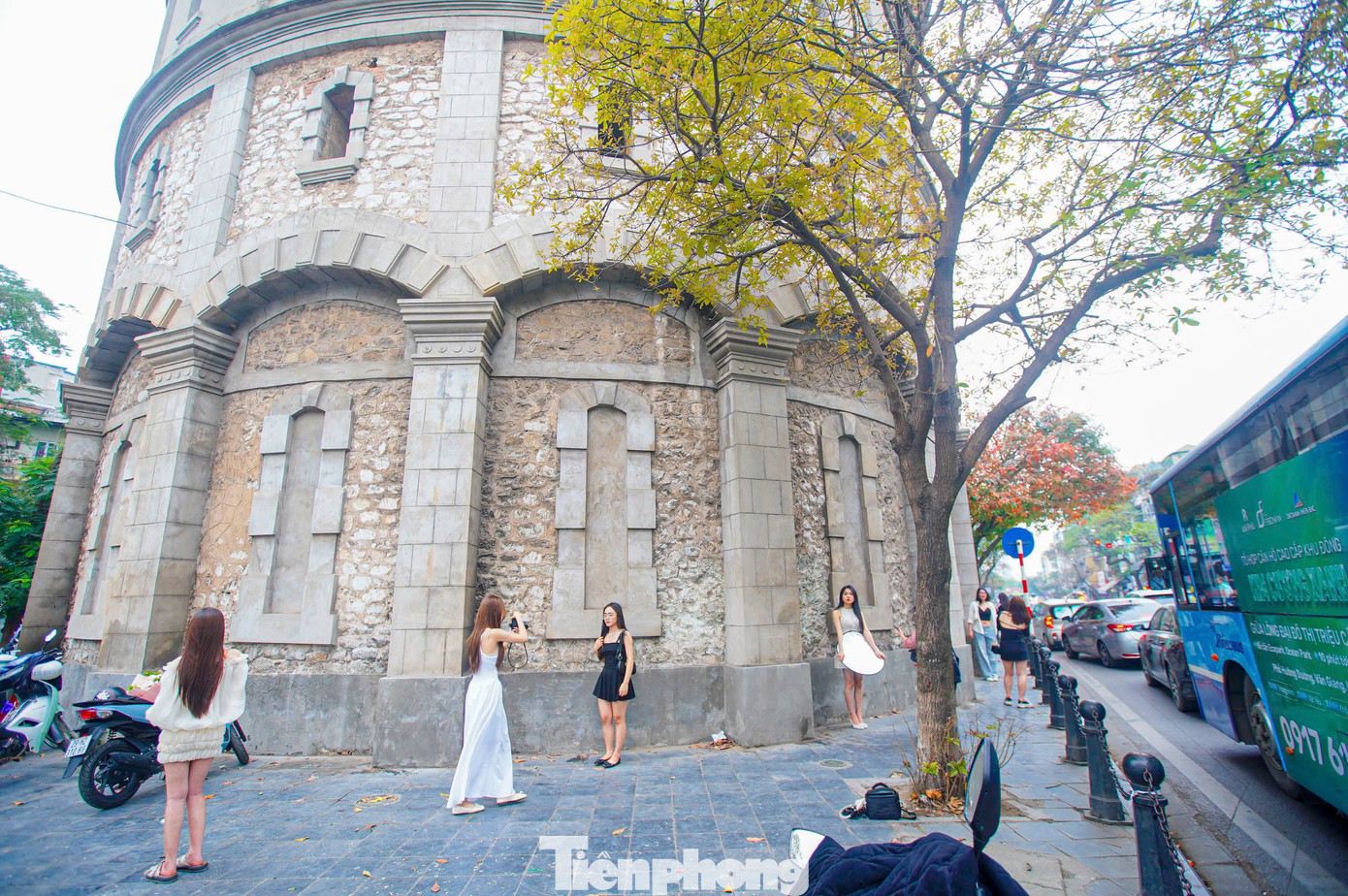 Tháp nước hàng Đậu ra đời cùng với nhà máy nước Yên Phụ với mục đích cung cấp nước sạch cho người dân. Nước từ nhà máy được đưa lên hai tháp để phân phối theo ống đi khắp thành phố. Lâu nay, tháp nước không được sử dụng và bị bỏ hoang.