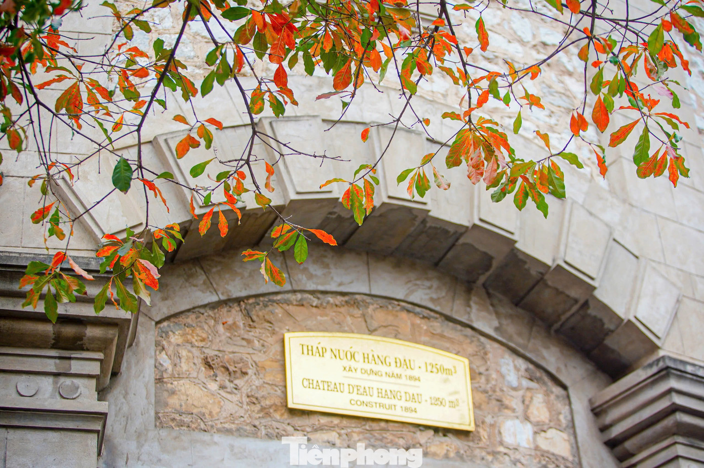 Tháp nước Hàng Đậu mang đậm phong cách kiến trúc châu Âu kết hợp cùng lá lộc vừng đỏ, tạo nên khung cảnh ngỡ như các nước châu Âu. Đây cũng là lý do điểm đến này trở nên thu hút mỗi khi tháng 3.