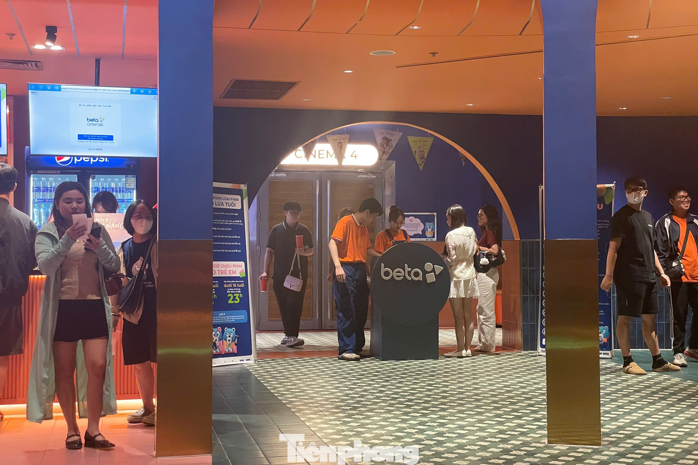 Các rạp chiếu phim trên địa bàn thành phố Hà Nội tiếp tục mở cửa đón khách trong những ngày nghỉ lễ cuối cùng. Khán giả đổ ra rạp để thưởng thức những tác phẩm điện ảnh chất lượng.