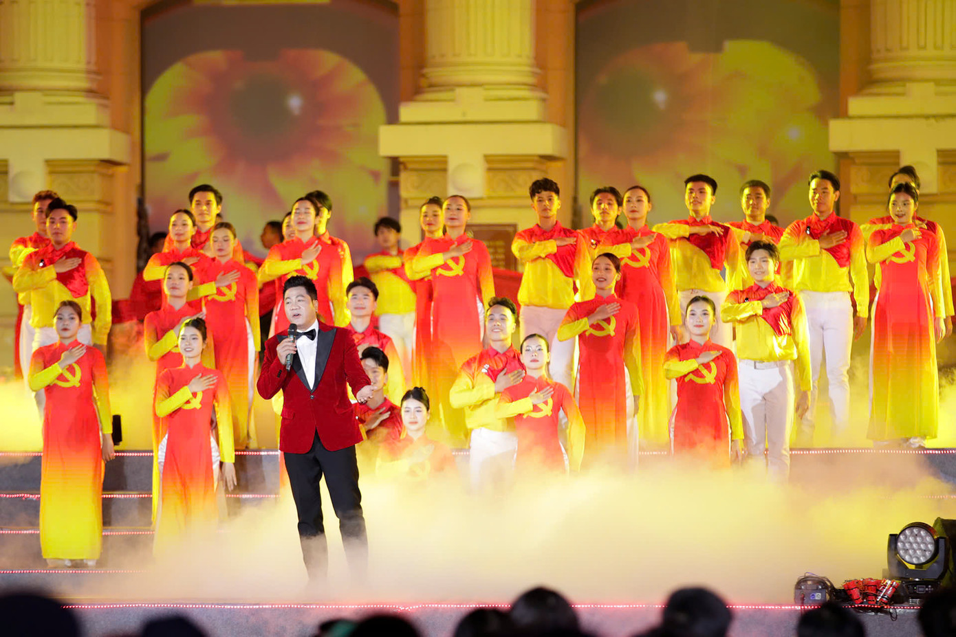 Hoạt cảnh Đêm đen và phóng sự Ánh sáng trong đêm đen mở đầu cho phần chính của chương trình, tái hiện ánh sáng soi đường mà Đảng Cộng sản Việt Nam xua tan đêm đen, dẫn lối cho cả dân tộc, mở ra con đường giải phóng, độc lập và tự do.