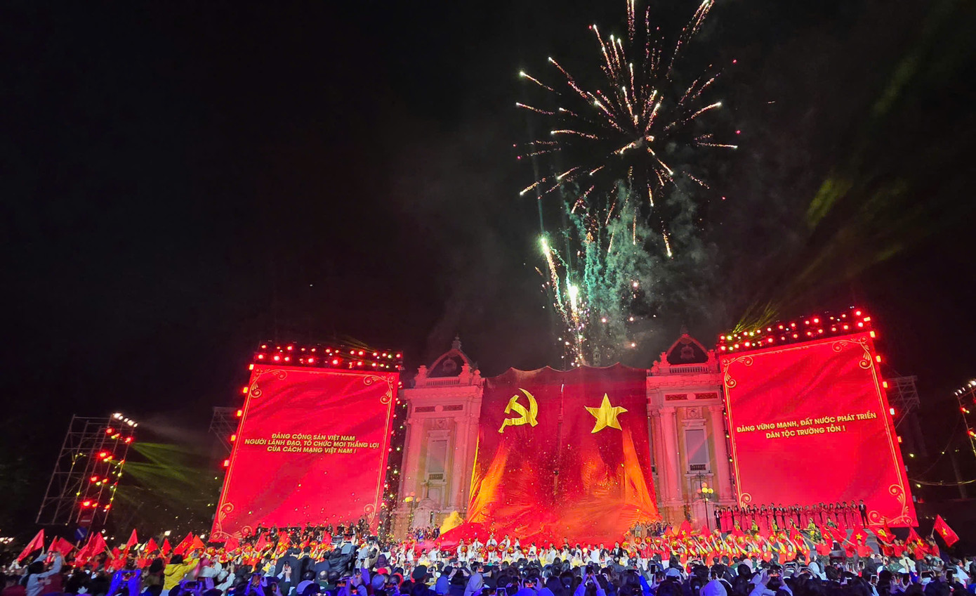 Chương trình khép lại với mashup Đường chúng ta đi, Việt Nam trong tôi là dưới giọng ca của NSND Quang Thọ, NSND Tạ Minh Tâm, Đức Tuấn, Dương Hoàng Yến, Trường Linh, Anh Vũ, Cảnh Trần… Đây cũng là lời nhắn nhủ rằng ánh sáng của Đảng sẽ tiếp tục dẫn lối, khơi dậy trong mỗi người dân Việt Nam tinh thần đoàn kết, sáng tạo và khát vọng chinh phục những đỉnh cao mới.