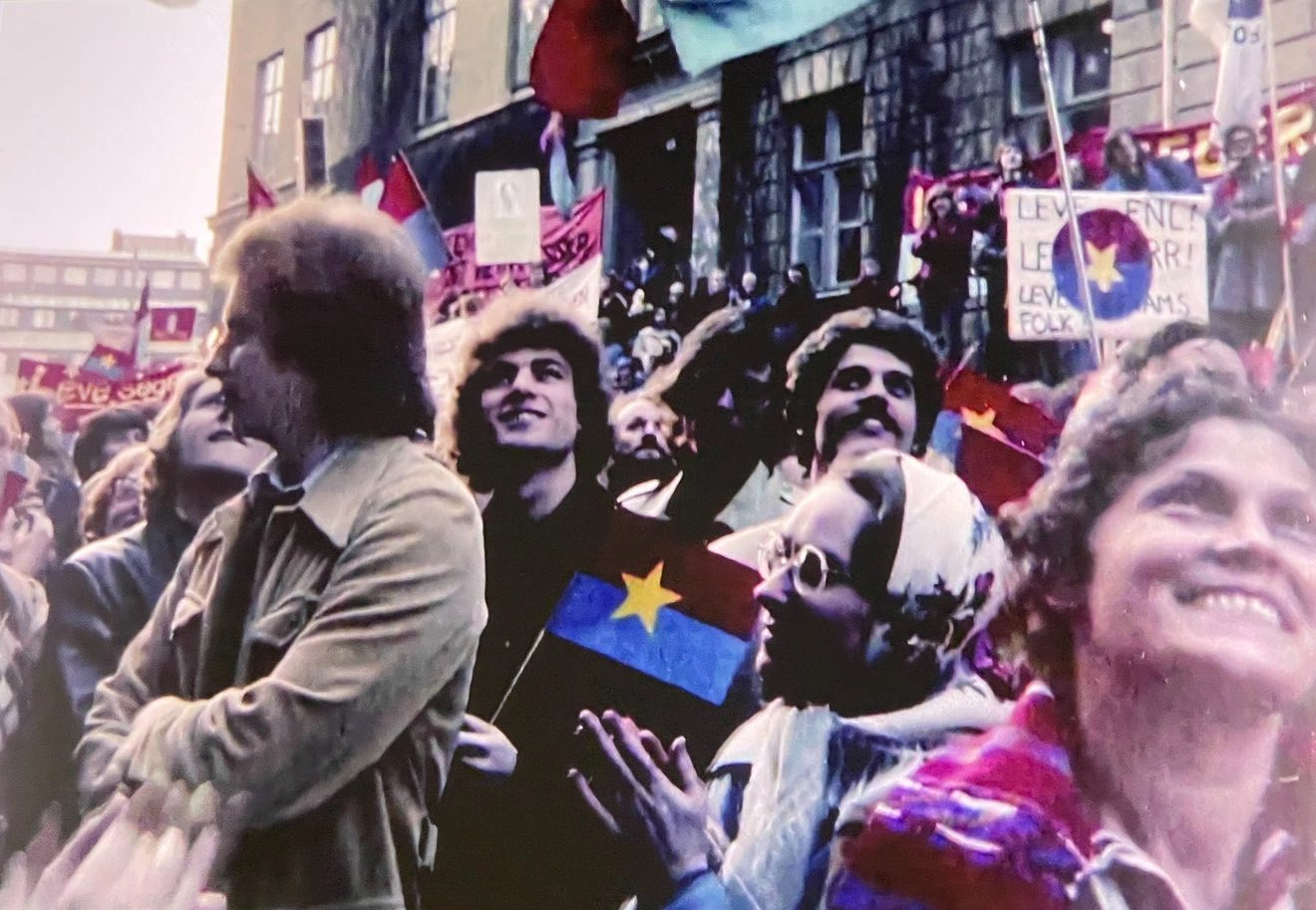 Victory Vietnam ghi lại không khí sôi động tại Stockholm trong ngày Sài Gòn được giải phóng, người dân Thụy Điển đổ ra đường ăn mừng chiến thắng của Việt Nam. Victory Vietnam ghi lại không khí sôi động tại Stockholm trong ngày Sài Gòn được giải phóng, người dân Thụy Điển đổ ra đường ăn mừng chiến thắng của Việt Nam.