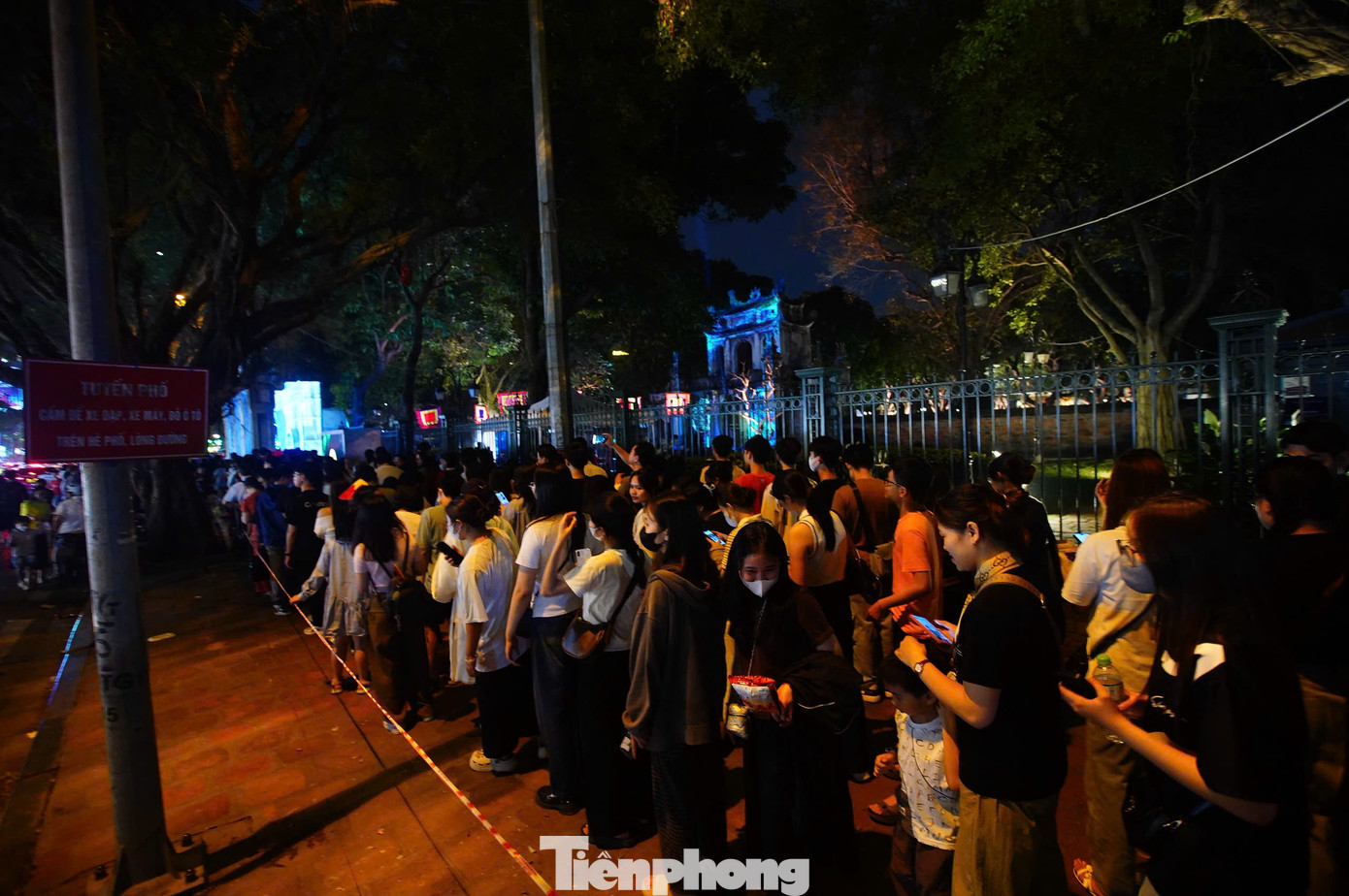 Dù việc xếp hàng, chờ đợi khá lâu nhưng không ngăn được người trẻ đến trải nghiệm, khám phá hành trình trở thành sĩ tử tại Văn Miếu - Quốc Tử Giám.