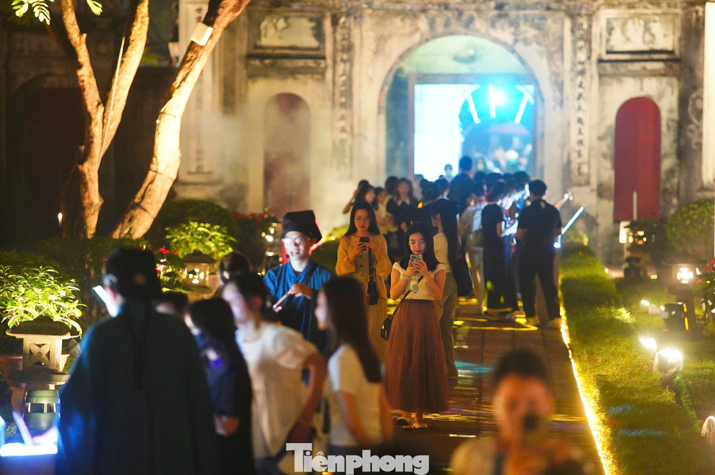 Theo đó, trên mạng xã hội thông tin về hành trình trải nghiệm Một đêm hóa sĩ tử tại Văn Miếu - Quốc Tử Giám được nhiều bạn trẻ tìm kiếm, giới thiệu. Hiệu ứng lan truyền trên mạng xã hội tốt khiến những tối cuối tuần tại Văn Miếu - Quốc Tử Giám đông nghịt người.