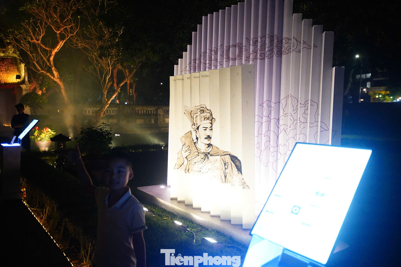 Người tham gia chương trình có thể khám phá di sản văn hóa và tri thức Việt Nam qua lăng kính công nghệ hiện đại và ngôn ngữ bản địa. Lấy cảm hứng từ hành trình khoa cử thời xưa, chương trình được chia thành 5 khu vực: Ghi danh - Nhập đạo - Luận đạo - Khoa cử - Trọng đạo, tái hiện hành trình tu thân lập nghiệp của sĩ tử xưa dưới góc nhìn hiện đại.