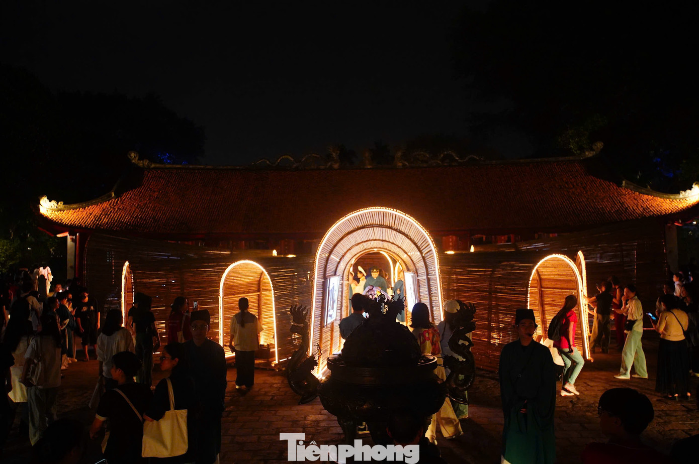 Khách tham quan sẽ trải nghiệm thi cử như sĩ tử thời xưa. Theo đó, các sĩ tử tự tin tiến vào khu vực lều chõng trường thi của kỳ khoa cử cổ, thử sức cùng bộ đề thi “Ghi dấu cá nhân cùng bản sắc Việt trong thời hiện đại”.