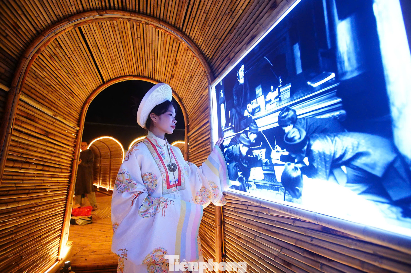 Khách tham quan sẽ trải nghiệm thi cử như sĩ tử thời xưa. Theo đó, các sĩ tử tự tin tiến vào khu vực lều chõng trường thi của kỳ khoa cử cổ, thử sức cùng bộ đề thi “Ghi dấu cá nhân cùng bản sắc Việt trong thời hiện đại”.