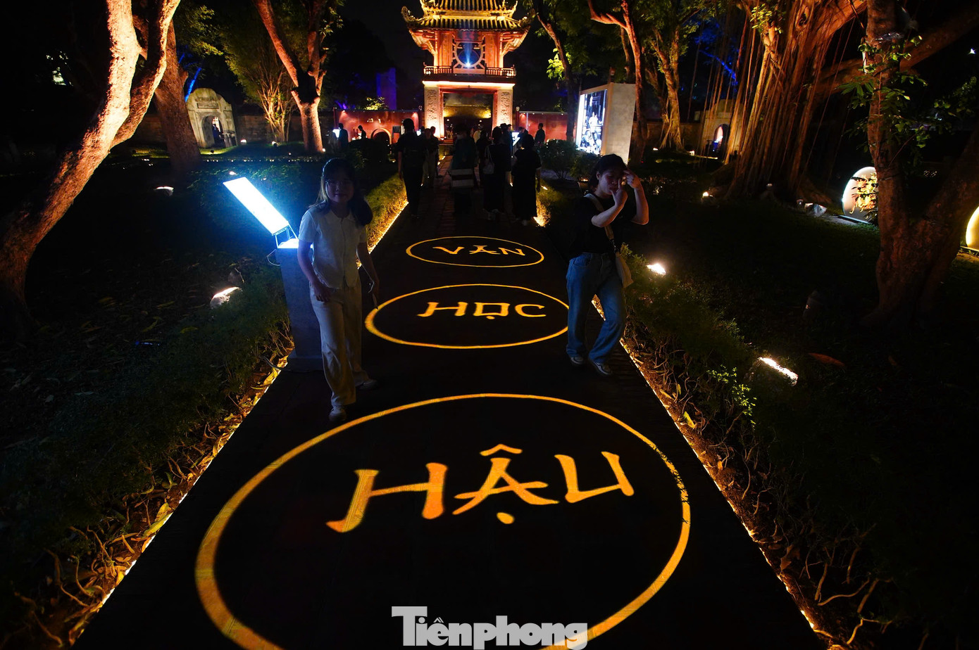 Tại khuôn viên Văn Miếu - Quốc Tử Giám, du khách được tìm hiểu về những người thầy vĩ đại, cội nguồn đạo học Việt Nam như thầy Chu Văn An, Lý Thánh Tông. Người dùng cũng được hòa mình vào không gian những lớp học thầy đồ xưa, từ bài học vỡ lòng về “nhân chi sơ tính bản thiện”, tới tác phẩm của những bậc hiền tài đất Việt.