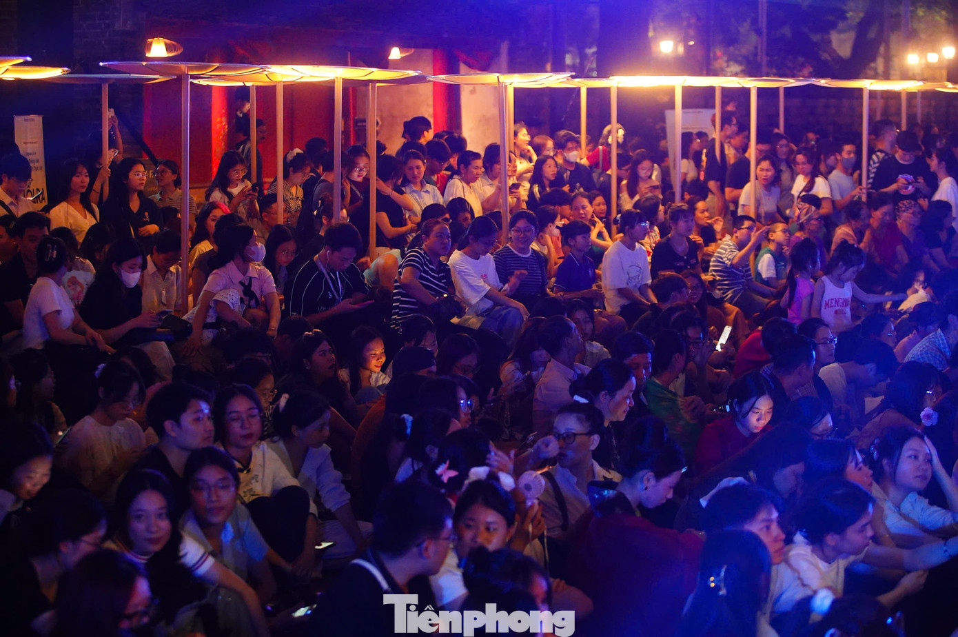 Điểm nhấn của chương trình là màn trình diễn Vinh quy bái tổ được dàn dựng công phu, hoành tráng kết hợp hiệu ứng 3D Mapping tại nhà Tiền đường trên sân Thái học. Màn trình diễn thu hút hàng trăm bạn trẻ chiêm ngưỡng, thưởng thức.