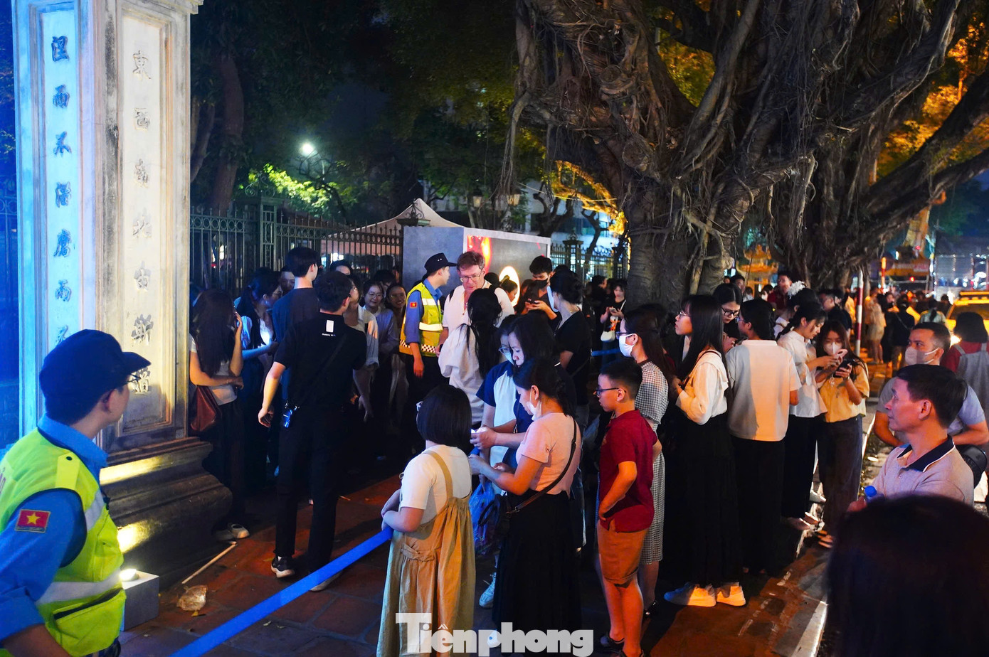 Để có được vé tham dự buổi trải nghiệm, người dân cần phải đăng ký trước trên mạng. Hàng trăm người xếp hàng trước cổng Văn Miếu - Quốc Tử Giám để vào trải nghiệm chương trình.