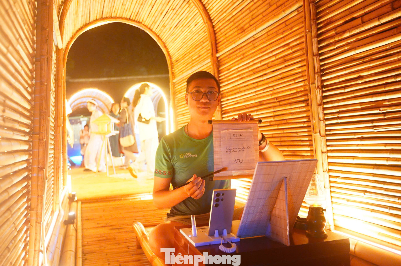 Khách tham quan sẽ trải nghiệm thi cử như sĩ tử thời xưa. Theo đó, các sĩ tử tự tin tiến vào khu vực lều chõng trường thi của kỳ khoa cử cổ, thử sức cùng bộ đề thi “Ghi dấu cá nhân cùng bản sắc Việt trong thời hiện đại”.