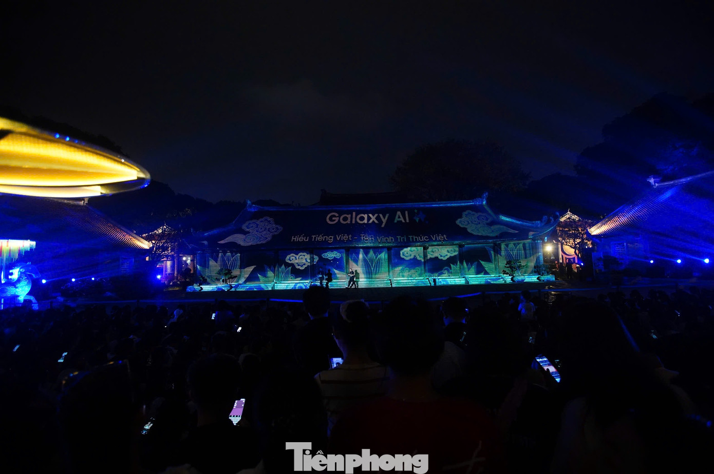 Hành trình trải nghiệm Một đêm hóa sĩ tử được tổ chức tại Văn Miếu - Quốc Tử Giám từ 18-22h hàng ngày từ 22-27/4. Chương trình thu hút lượng lớn khách tham quan, đặc biệt là những người trẻ yêu thích văn hóa, công nghệ.