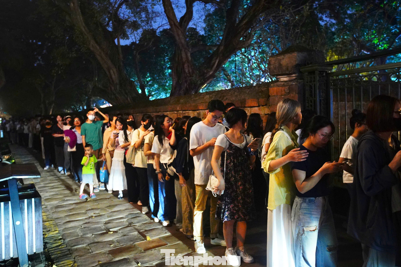 Dù việc xếp hàng, chờ đợi khá lâu nhưng không ngăn được người trẻ đến trải nghiệm, khám phá hành trình trở thành sĩ tử tại Văn Miếu - Quốc Tử Giám.