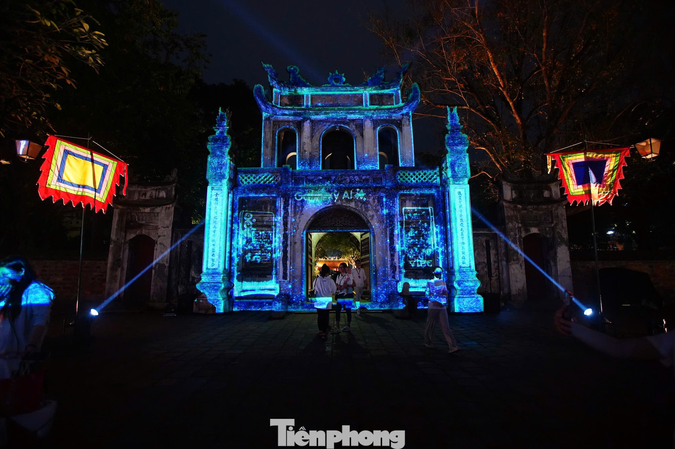 Ở phần Ghi danh du khách bắt đầu bước vào cánh cổng kết nối giữa quá khứ và hiện đại, cùng người dùng Việt bước những bước đầu trên hành trình tri thức đã có 1.000 năm qua. Tại khu vực này, tích “nghê chầu phượng múa” được tái hiện bằng công nghệ 3D mapping, chào đón những người học trò ghi danh nhập trường.