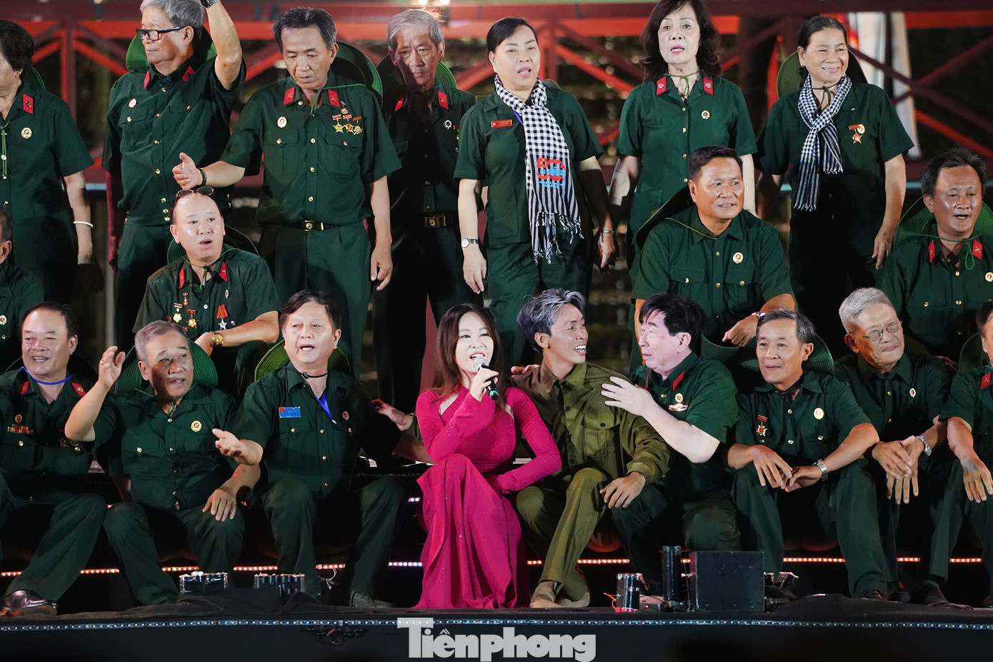 Nỗi đau chia cắt và con đường thống nhất khắc họa hành trình vượt qua giai đoạn khó khăn của quân và dân ta để giành độc lập dân tộc. Nỗi đau chia cắt và con đường thống nhất khắc họa hành trình vượt qua giai đoạn khó khăn của quân và dân ta để giành độc lập dân tộc.