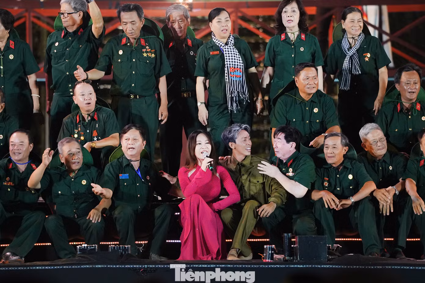 Nỗi đau chia cắt và con đường thống nhất khắc họa hành trình vượt qua giai đoạn khó khăn của quân và dân ta để giành độc lập dân tộc.